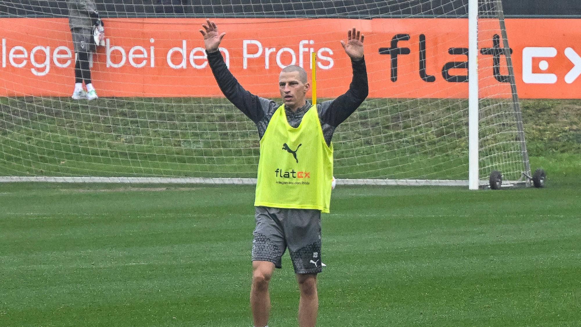 Stefan Lainer streckt beide Arme in die Luft.