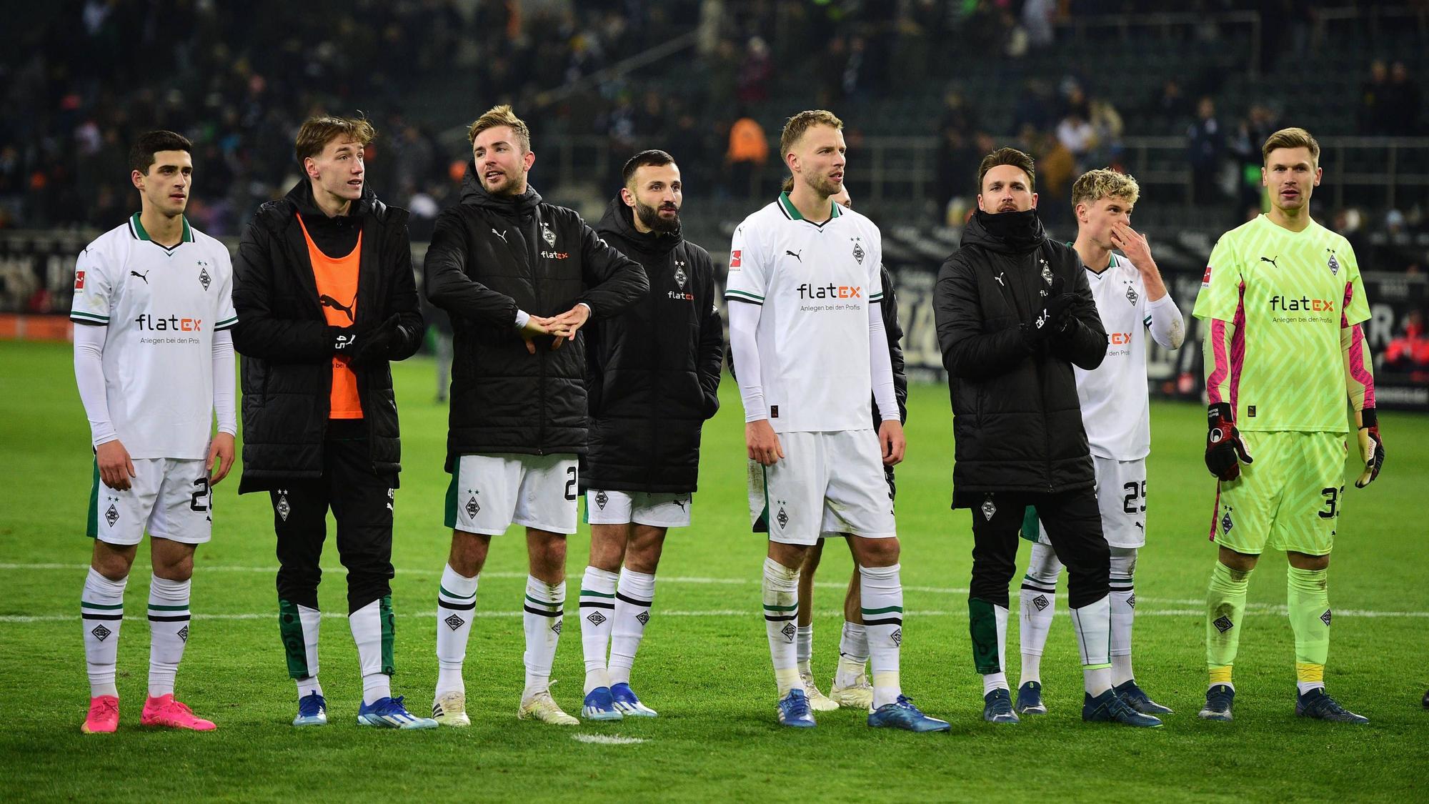 Borussia-Spieler vor der Nordkurve.