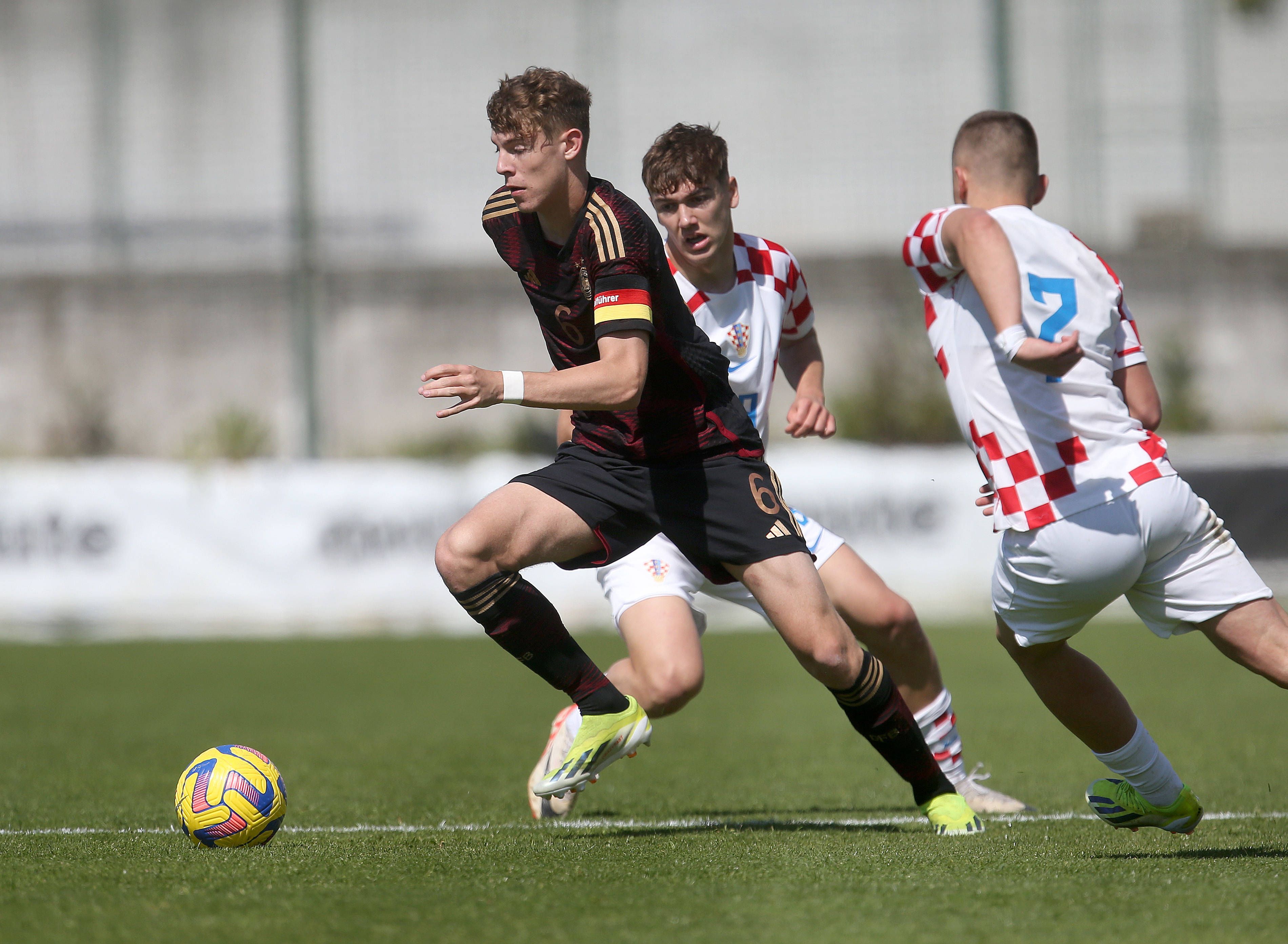 Niklas Swider am Ball im DFB-Trikot.