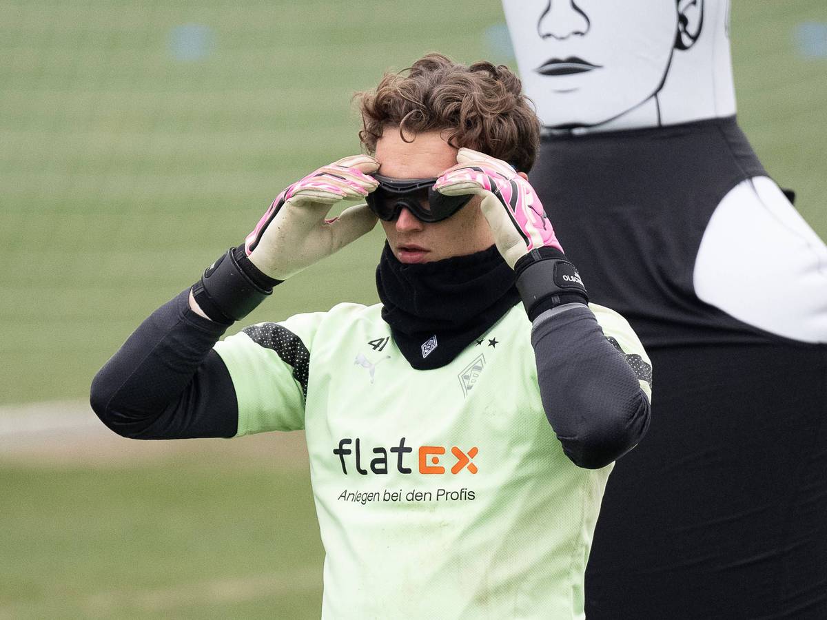 Jan Olschowsky zieht sich eine Verdunklungsbrille im Training an.