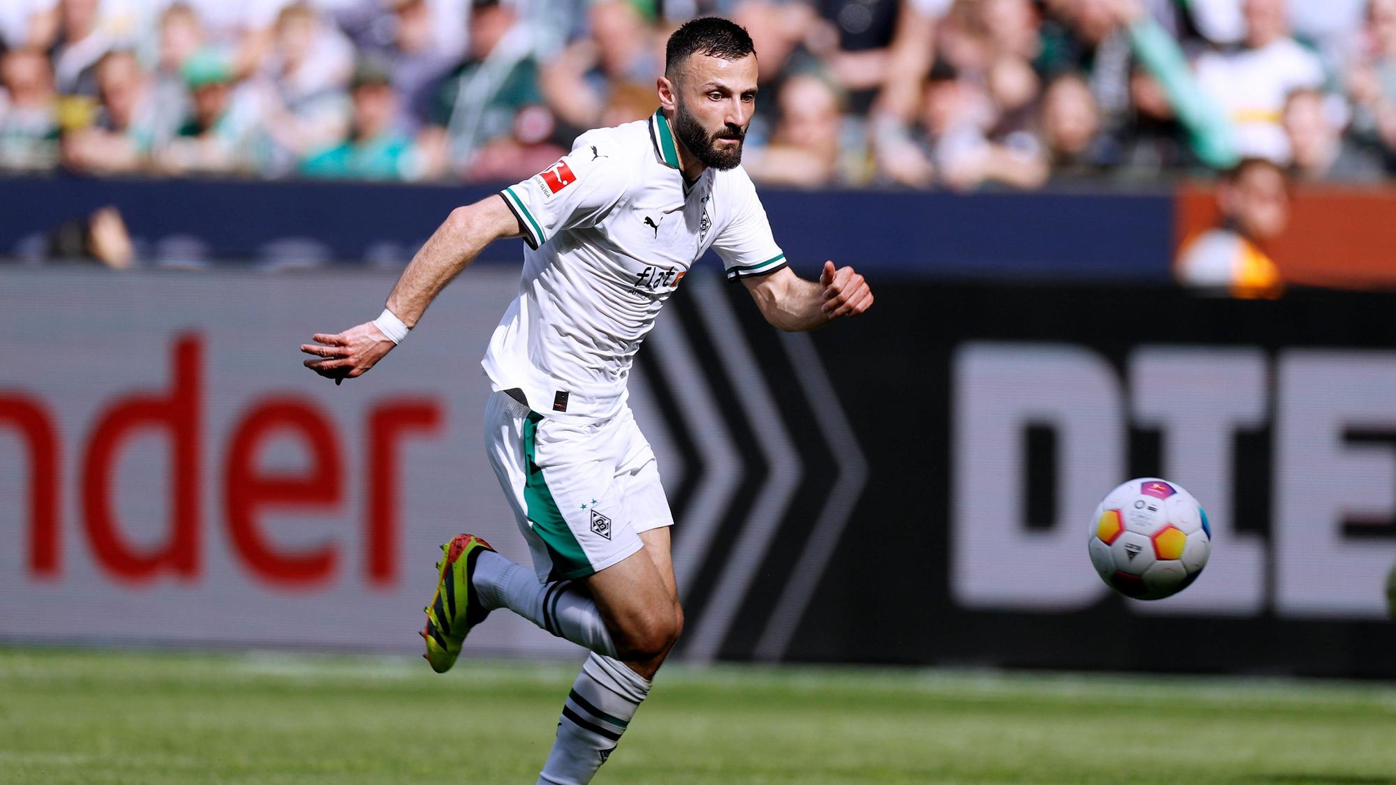Franck Honorat läuft dem Ball hinterher.