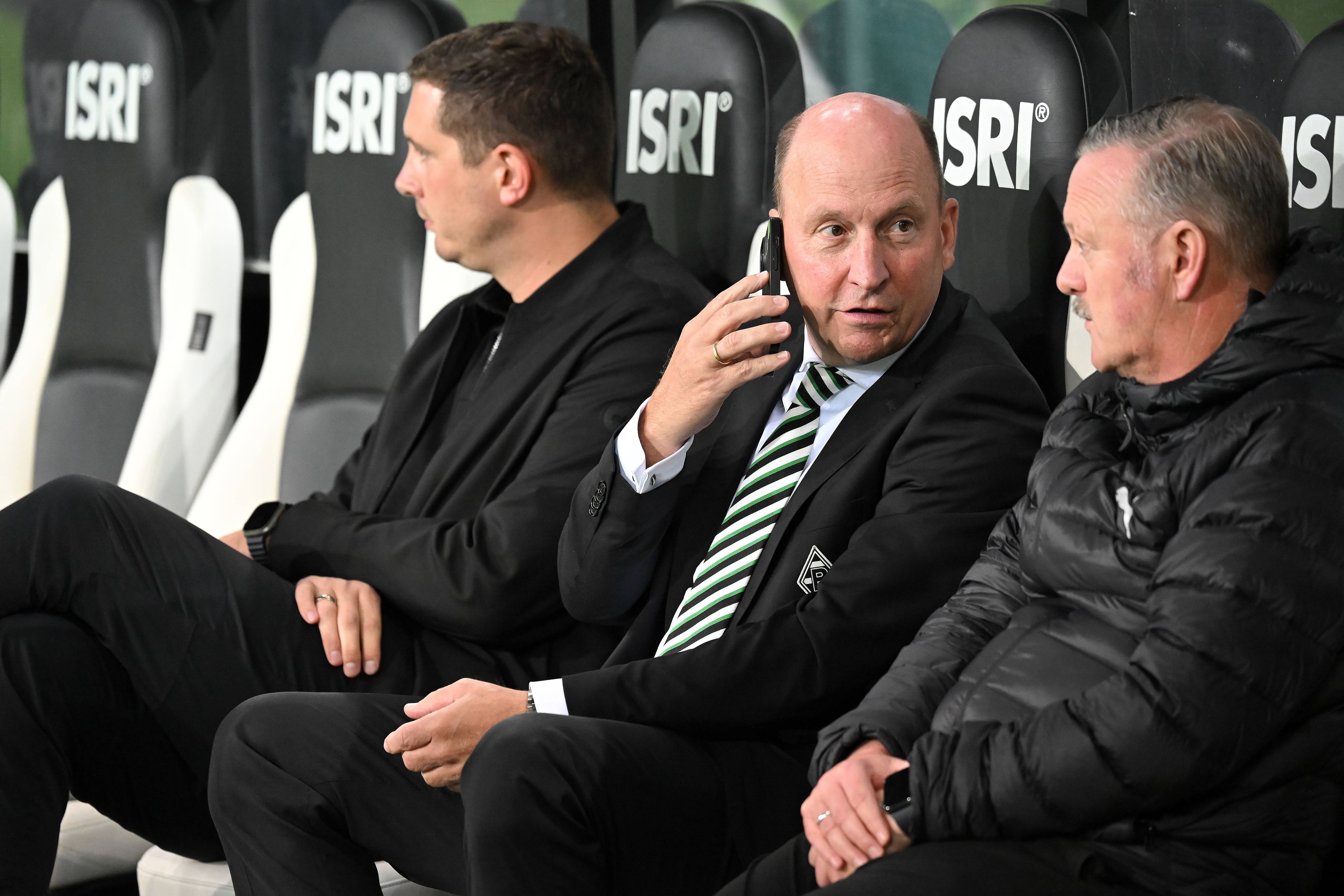 Nils Schmadtke, Stephan Schippers und Roland Virkus sitzen auf der Borussia-Bank.