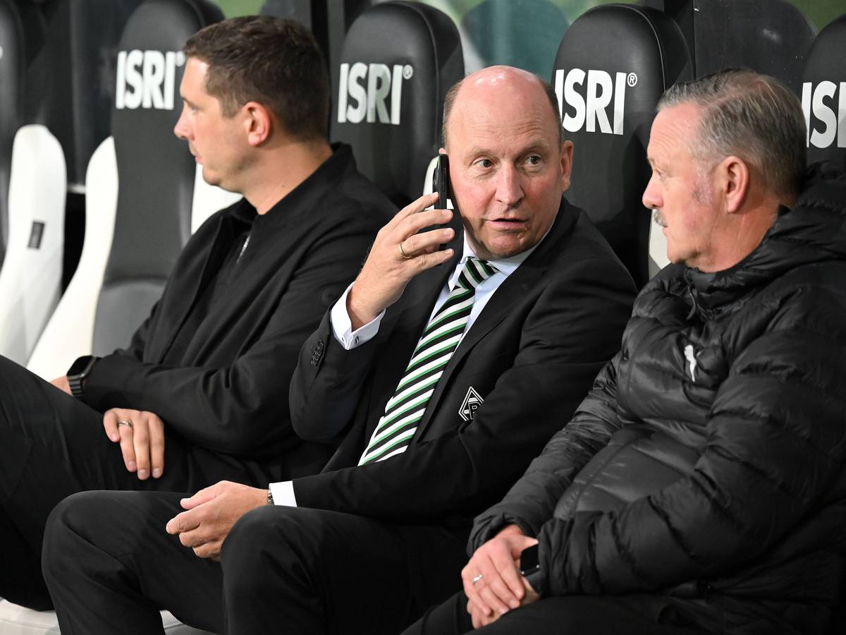 Nils Schmadtke, Stephan Schippers und Roland Virkus sitzen auf der Borussia-Bank.