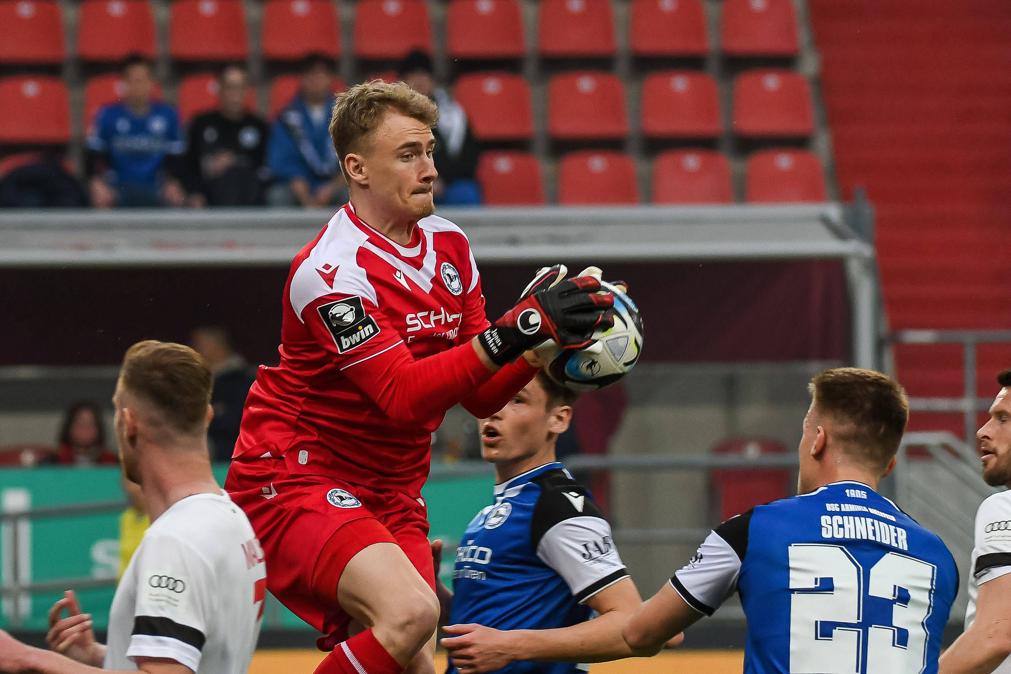 Jonas Kersken fängt einen Ball ab.