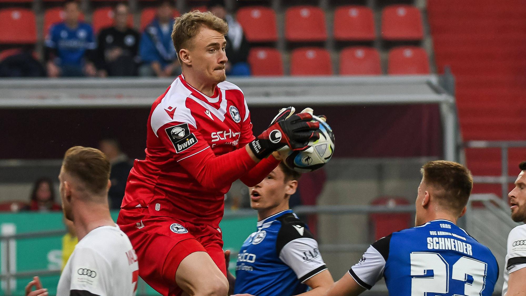 Jonas Kersken fängt einen Ball ab.