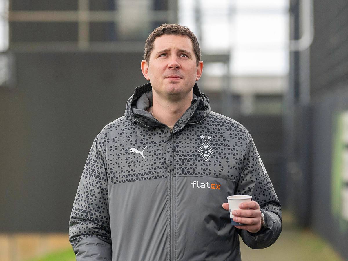 Sportdirektor von Borussia Mönchengladbach mit einem Kaffee in der Hand.