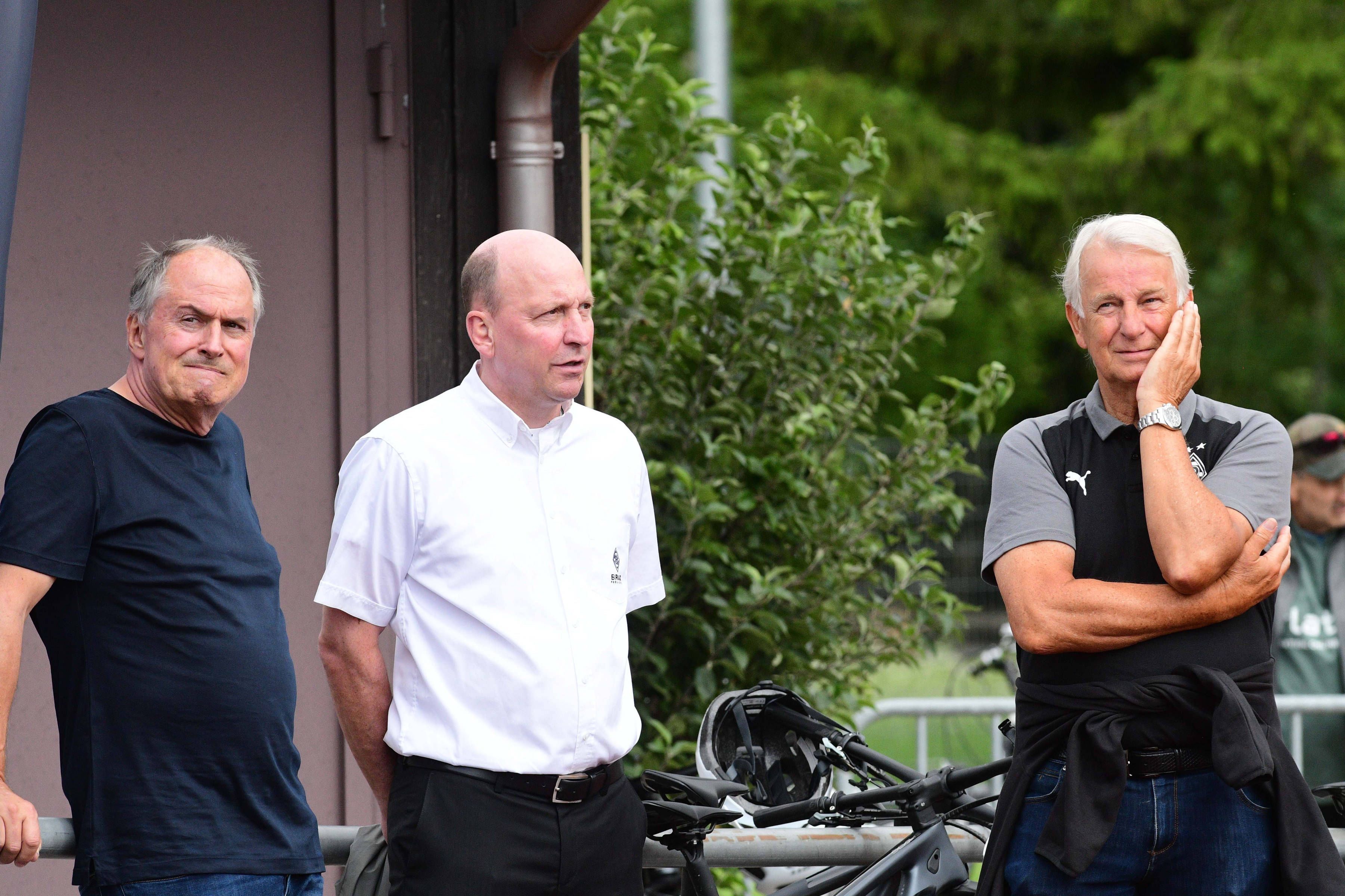 Drei Verantwortliche von Borussia Mönchengladbach im Gespräch.