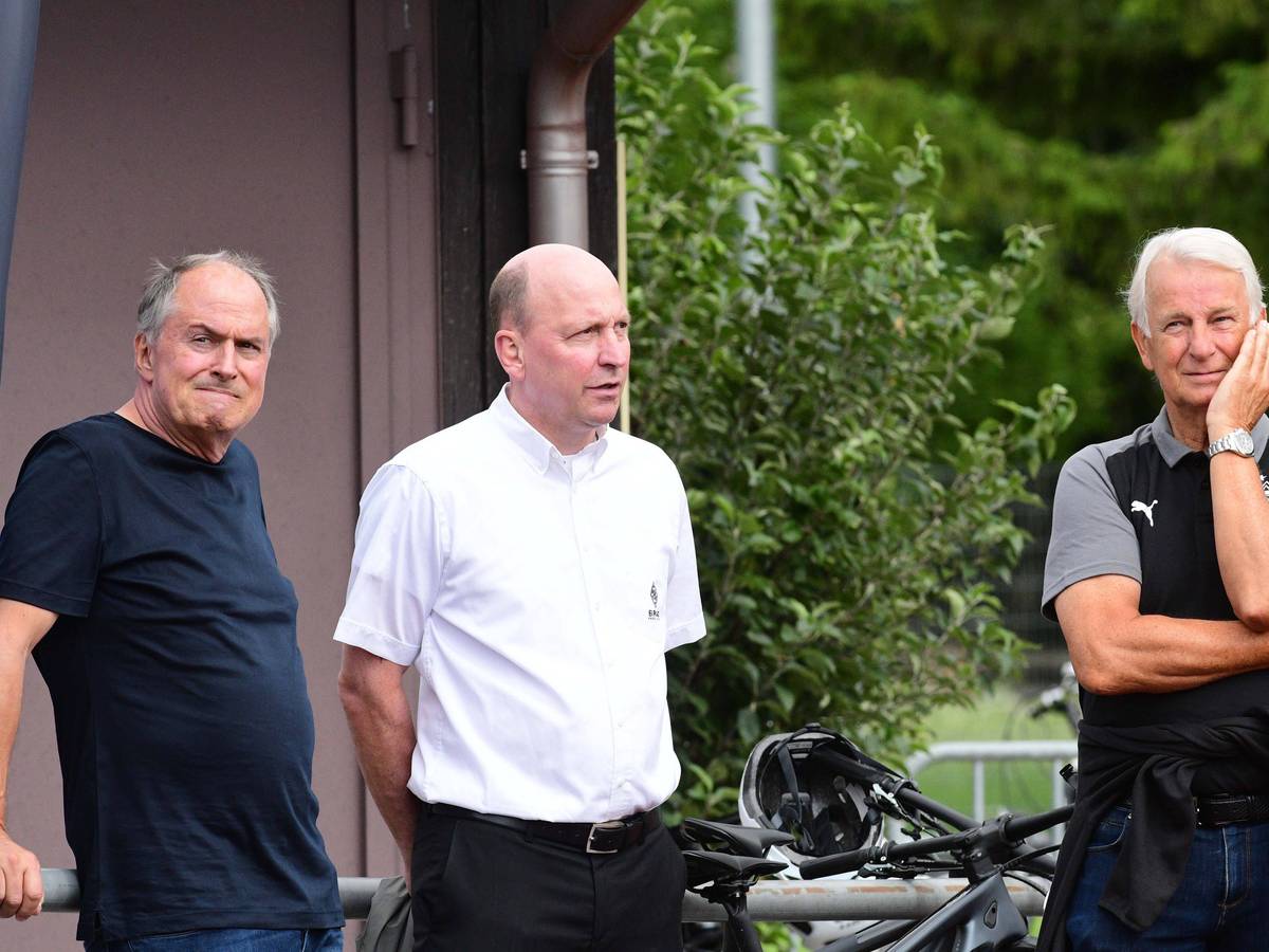 Drei Verantwortliche von Borussia Mönchengladbach im Gespräch.