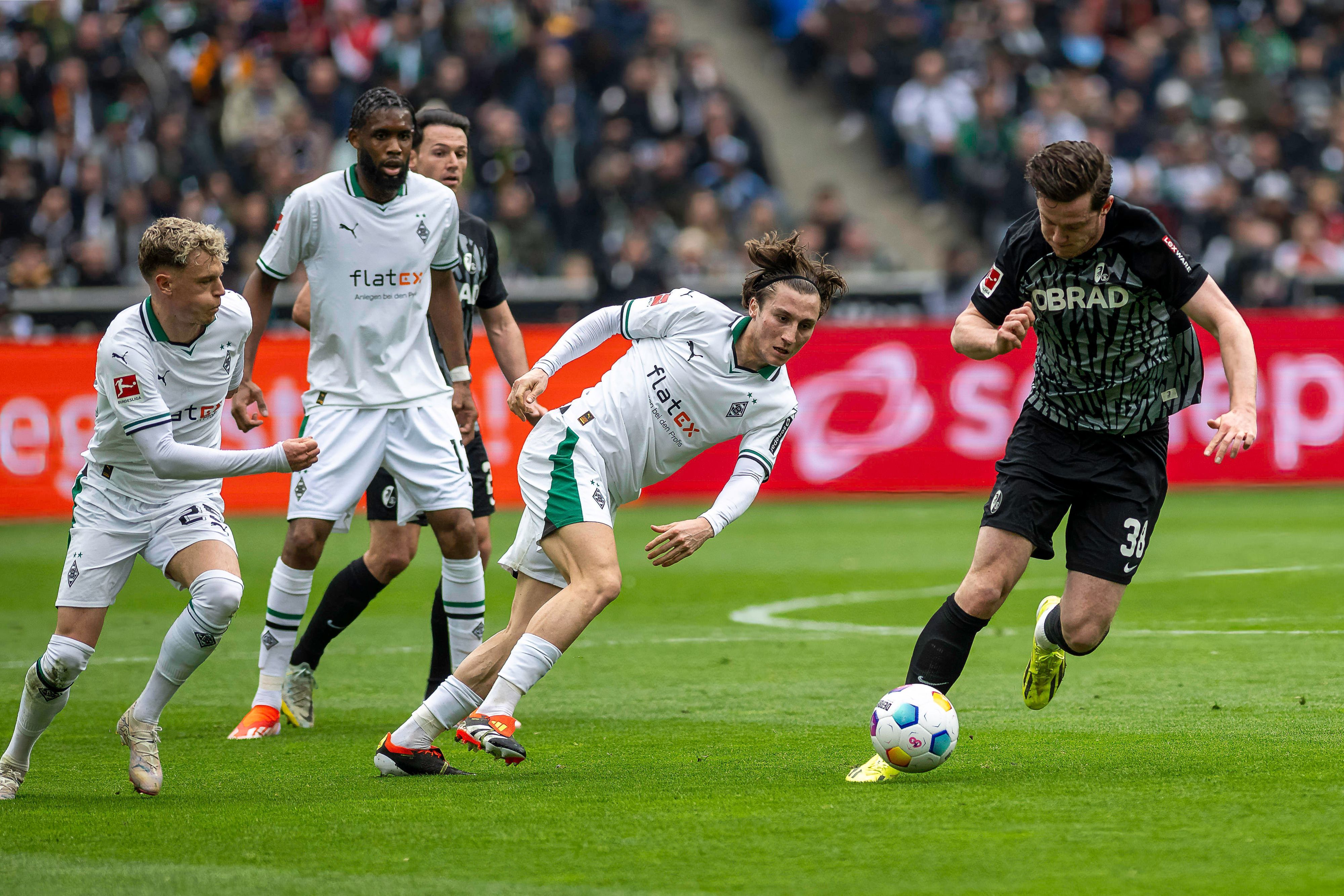 Spieler von Borussia Mönchengladbach in einem Zweikampf um den Ball.