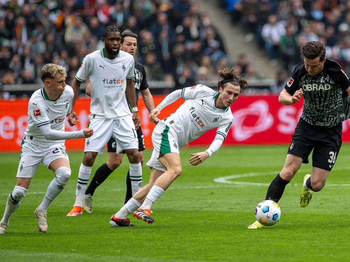 Spieler von Borussia Mönchengladbach in einem Zweikampf um den Ball.