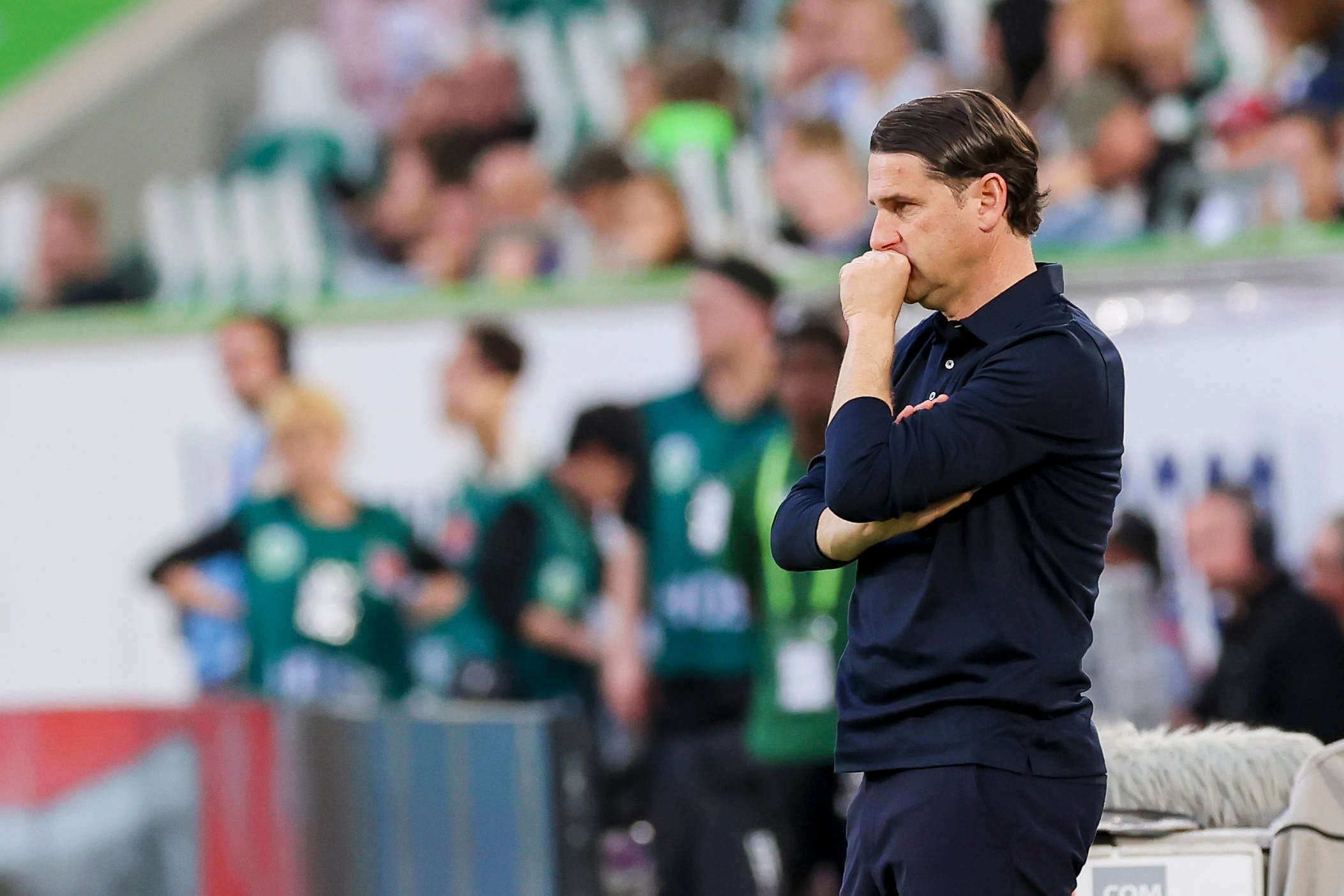 Gerardo Seoane hält die Hand vor dem Mund.