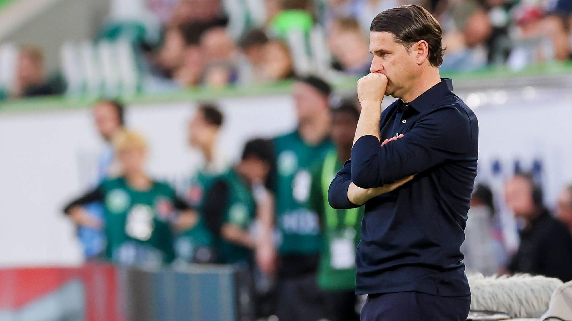 Gerardo Seoane hält die Hand vor dem Mund.