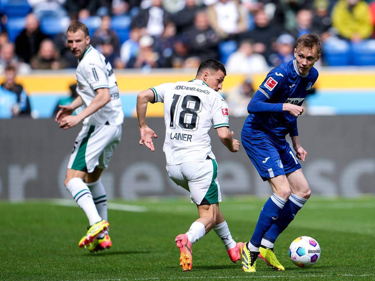 Stefan Lainer im Zweikampf.