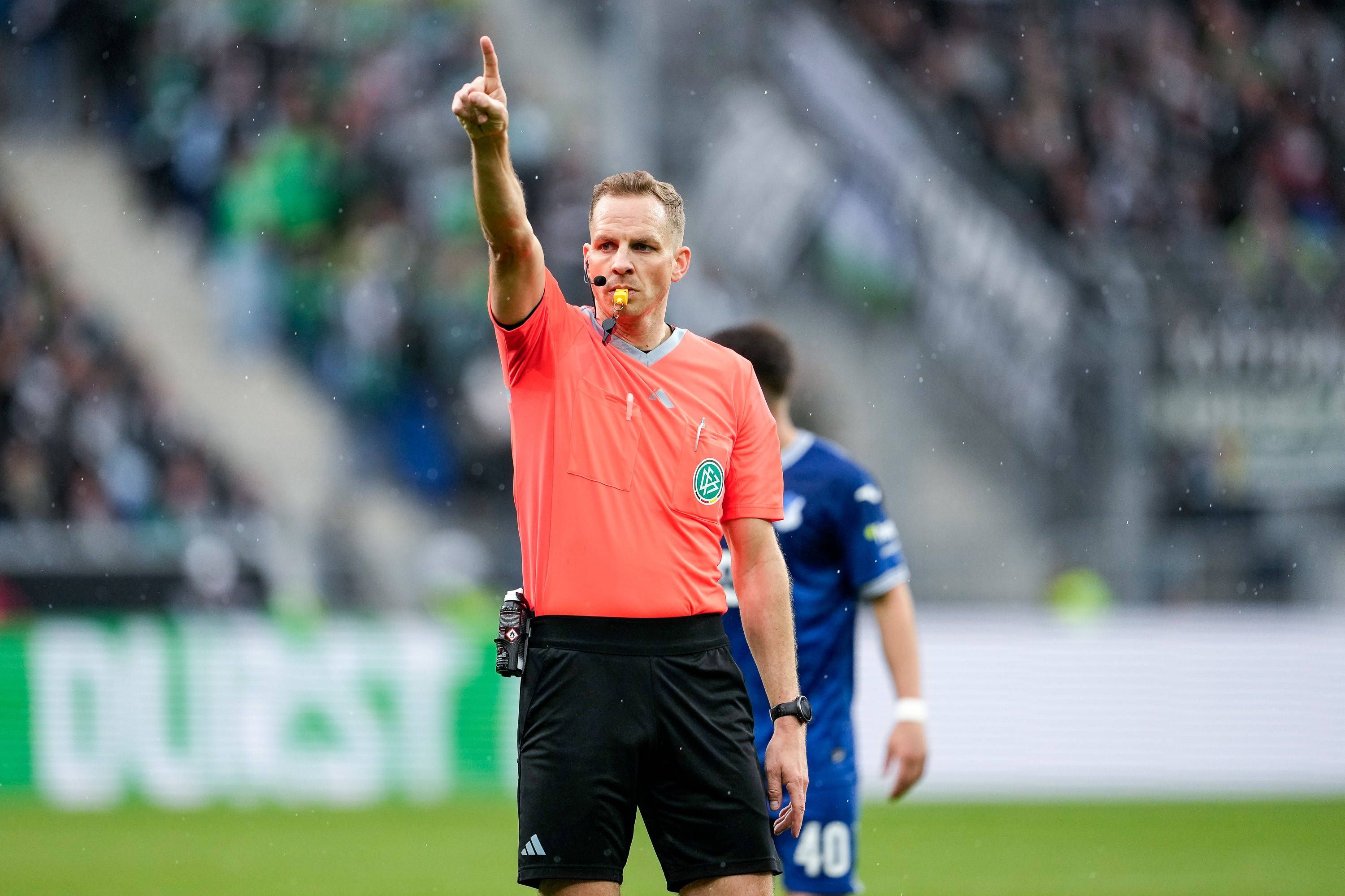 Sören Storks zeigt seinen rechten Zeigefinger.