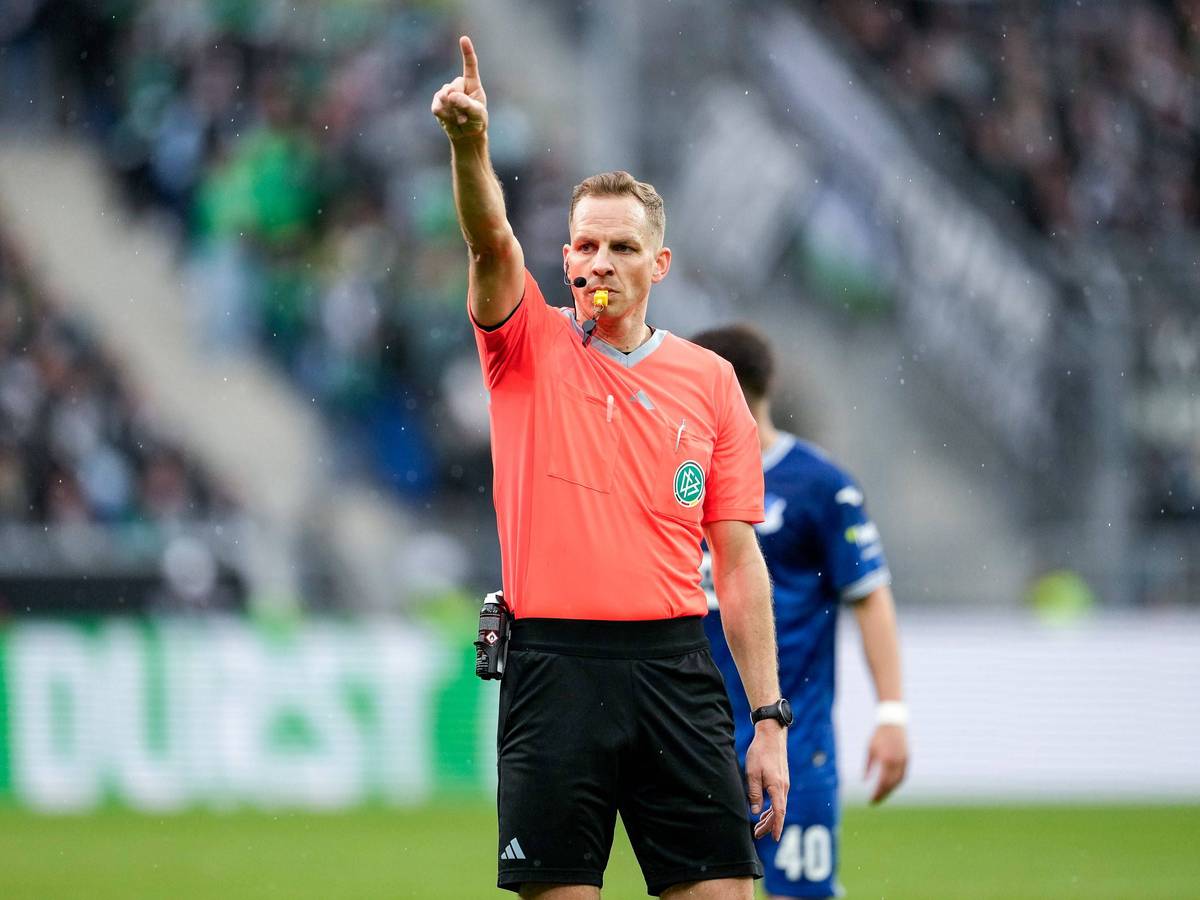 Sören Storks zeigt seinen rechten Zeigefinger.