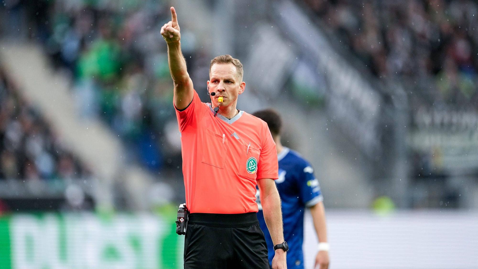 Sören Storks zeigt seinen rechten Zeigefinger.
