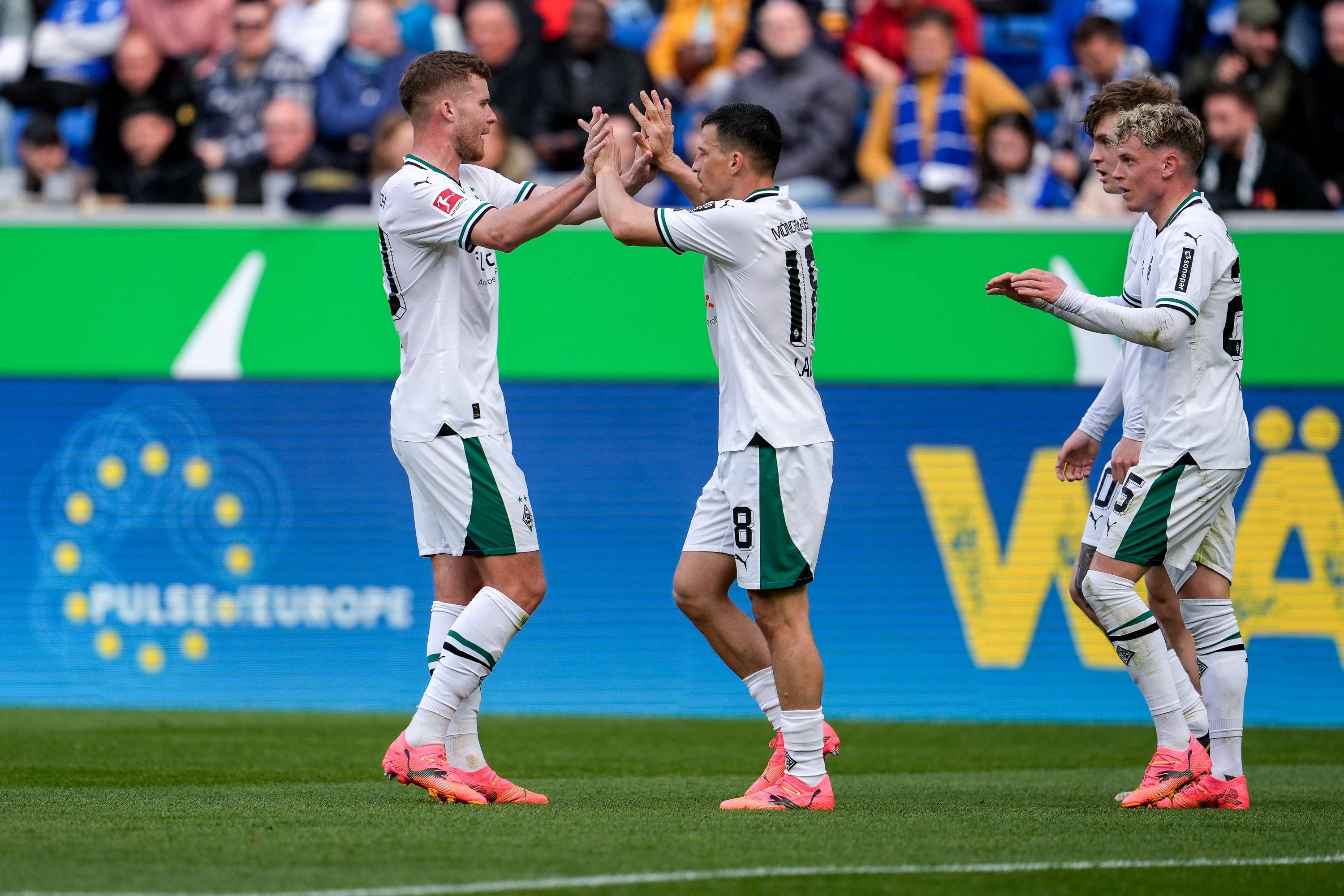 Spieler von Borussia Mönchengladbach bejubeln einen Treffer.