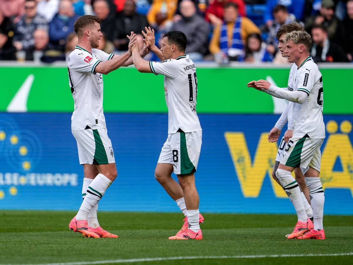 Spieler von Borussia Mönchengladbach bejubeln einen Treffer.