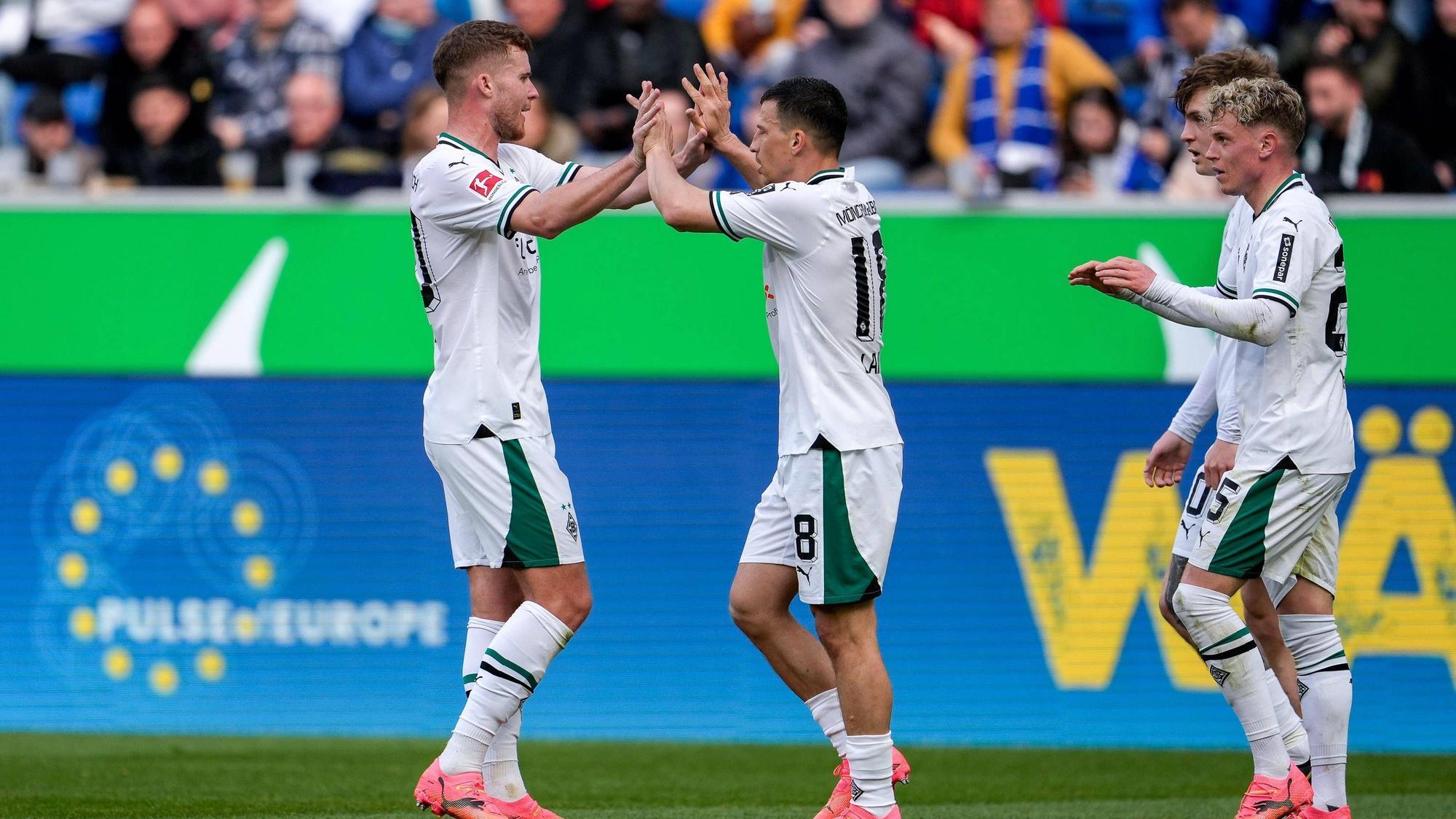 Spieler von Borussia Mönchengladbach bejubeln einen Treffer.