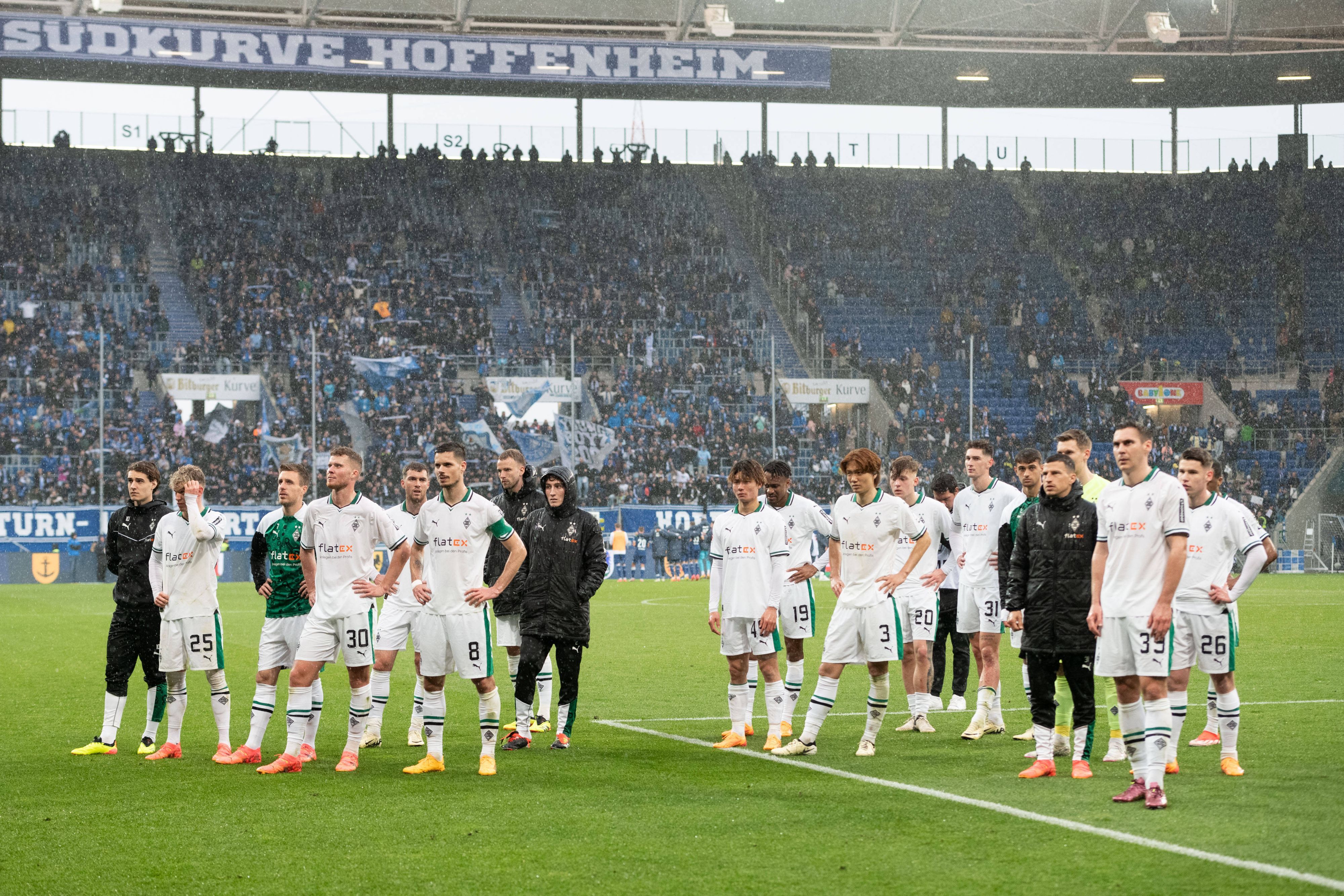 Borussia-Spieler vor der Gästekurve.