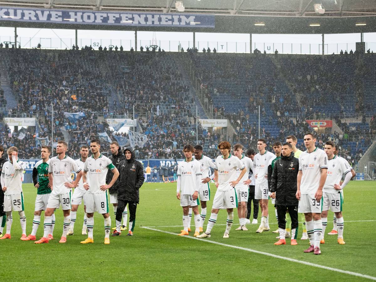 Borussia-Spieler vor der Gästekurve.
