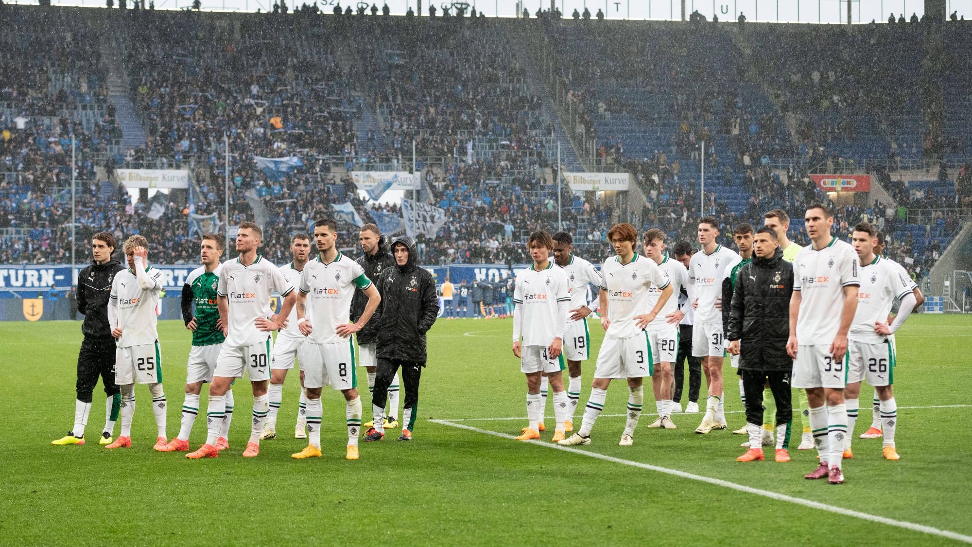 Borussia-Spieler vor der Gästekurve.