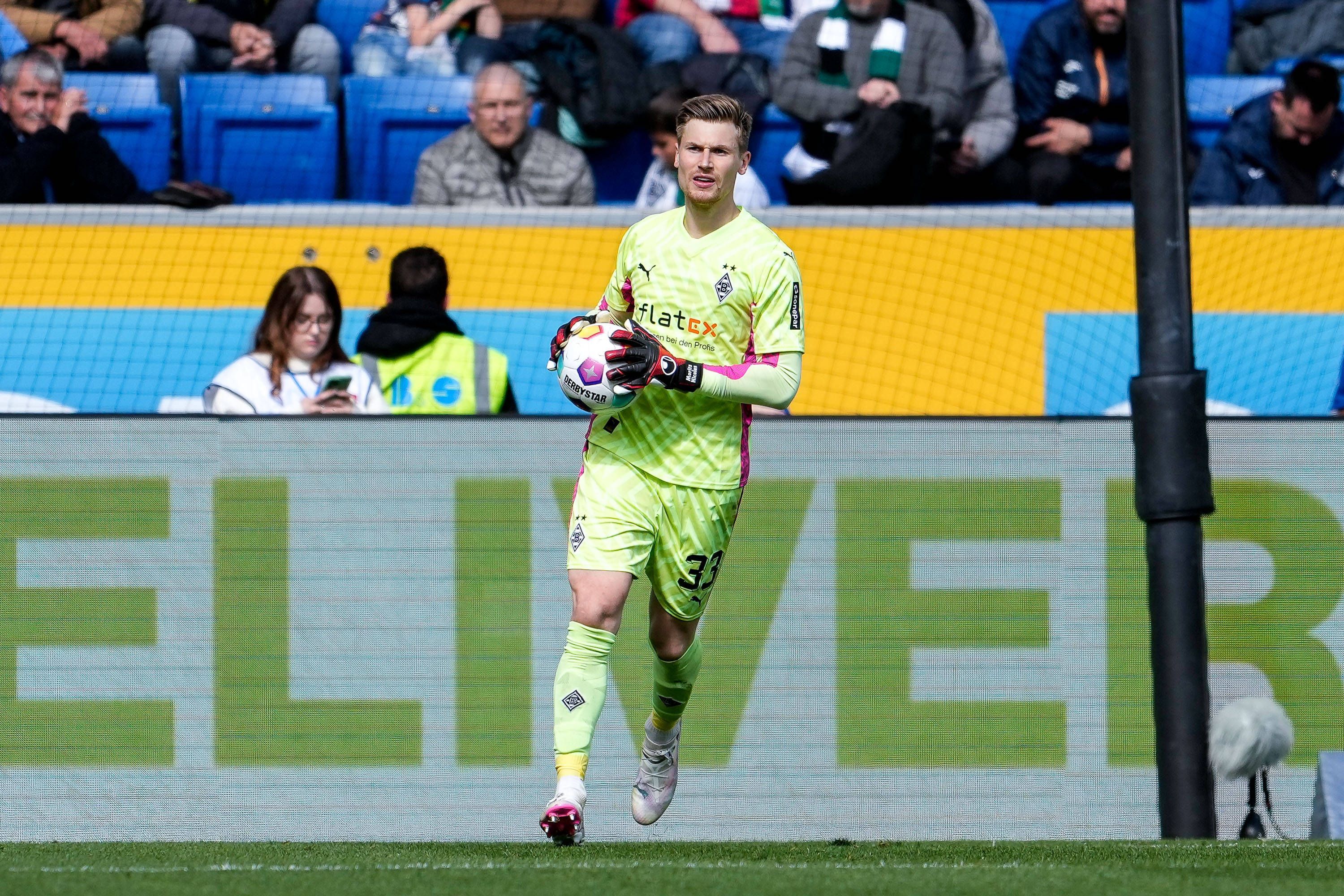 Torwart von Borussia Mönchengladbach mit Ball in der Hand.