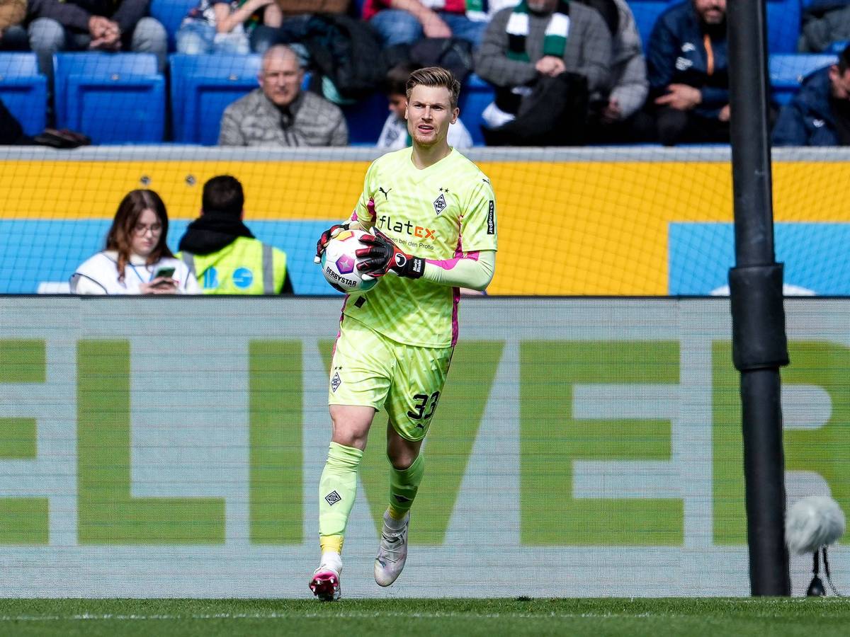 Torwart von Borussia Mönchengladbach mit Ball in der Hand.