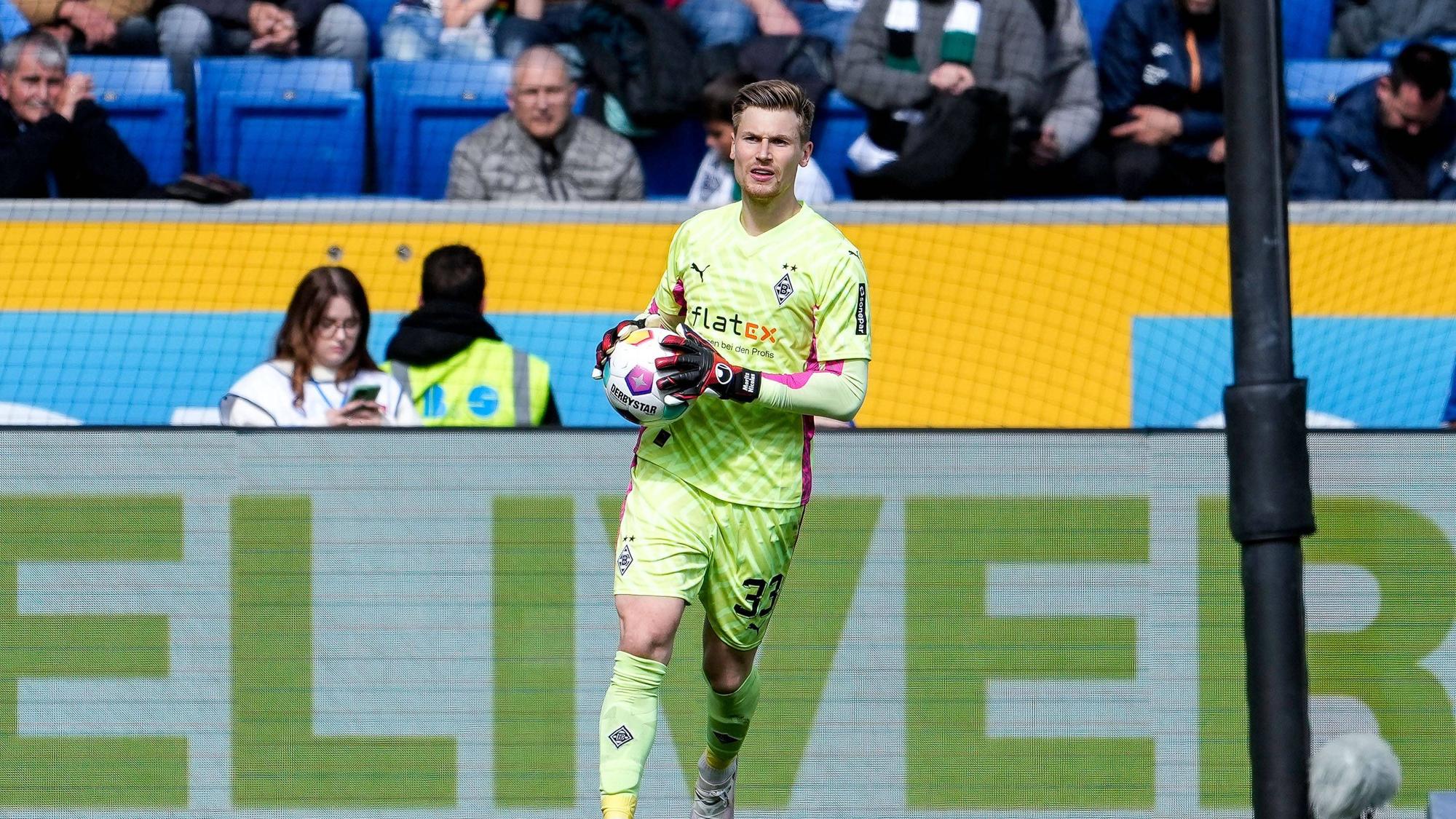Torwart von Borussia Mönchengladbach mit Ball in der Hand.