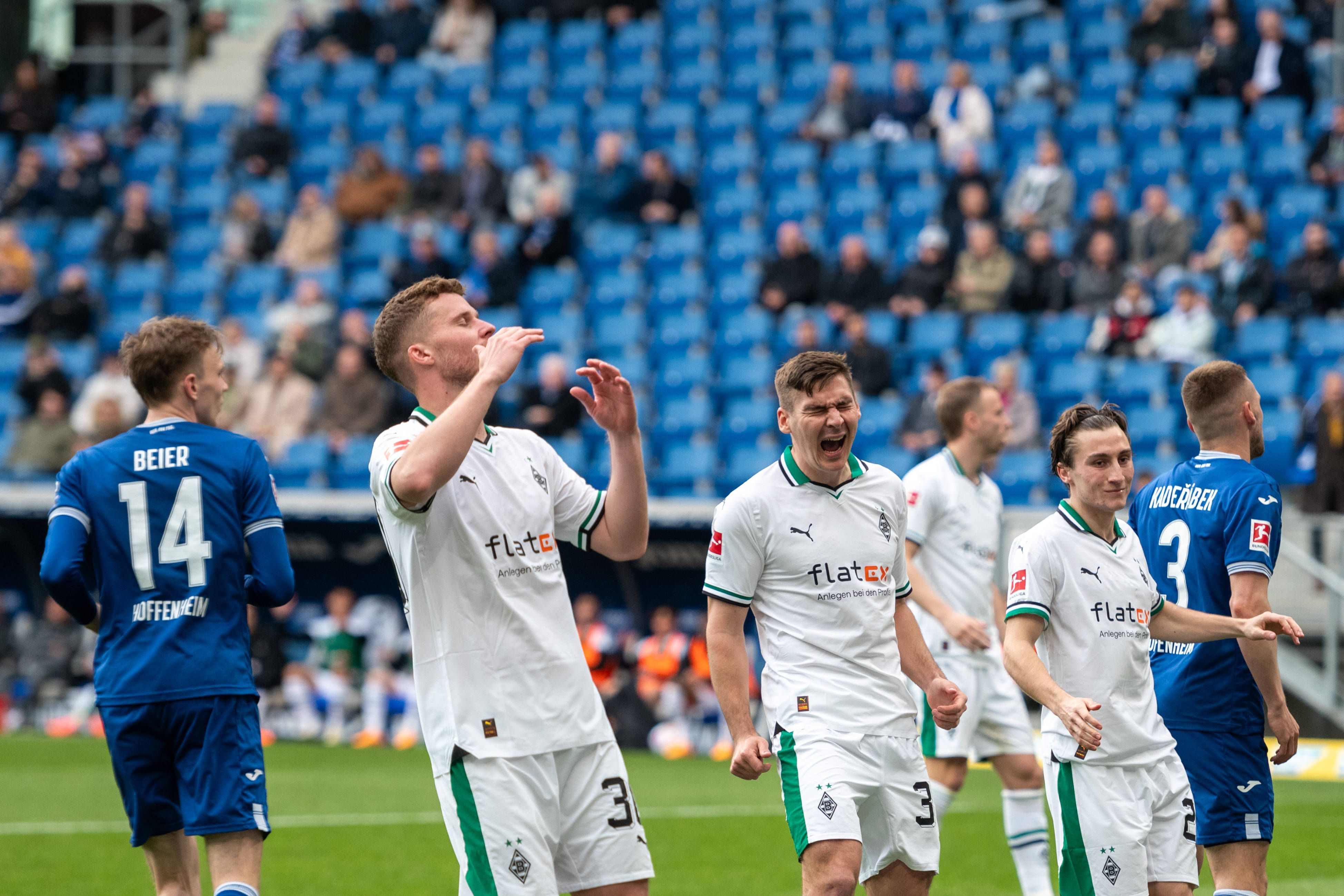 Spieler von Borussia Mönchengladbach ärgern sich.
