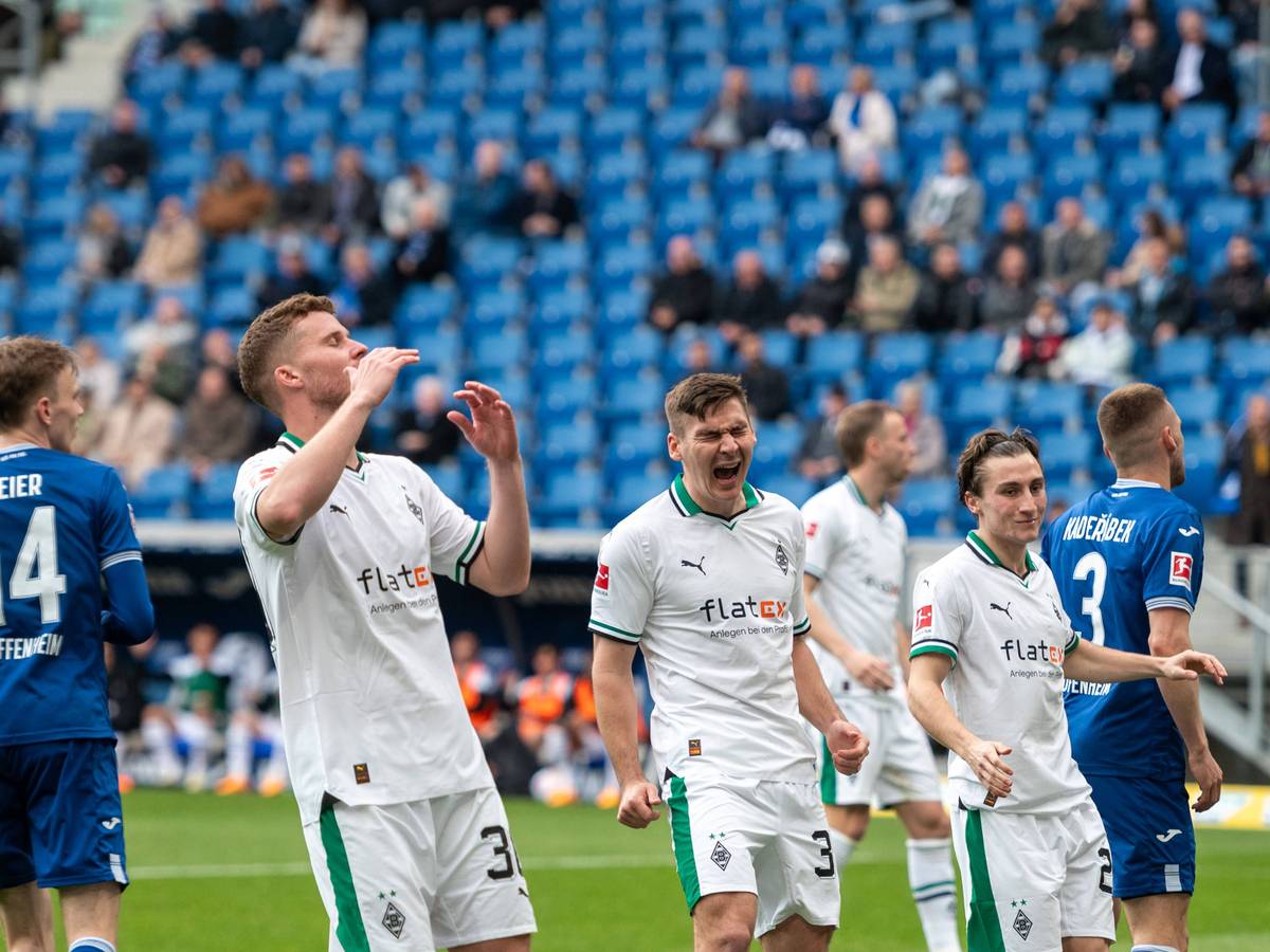 Spieler von Borussia Mönchengladbach ärgern sich.