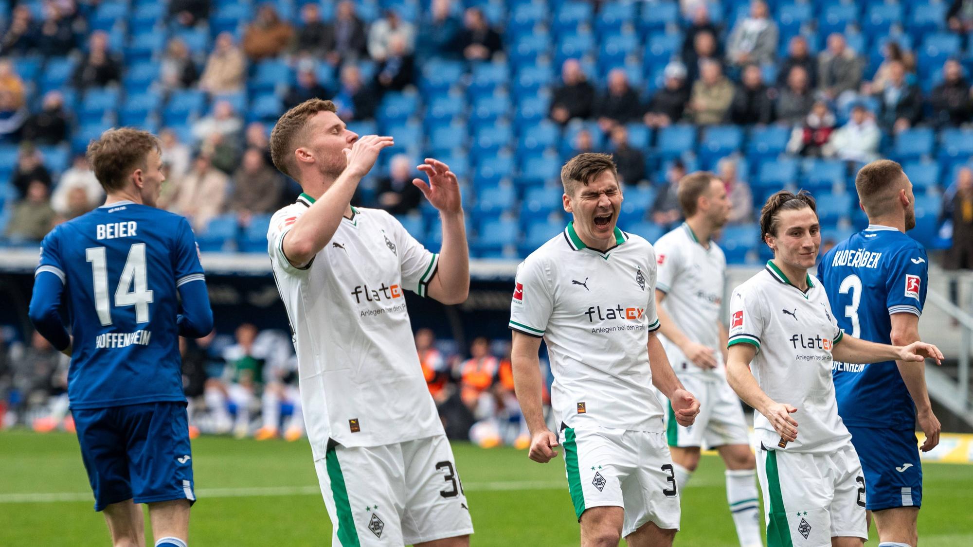 Spieler von Borussia Mönchengladbach ärgern sich.