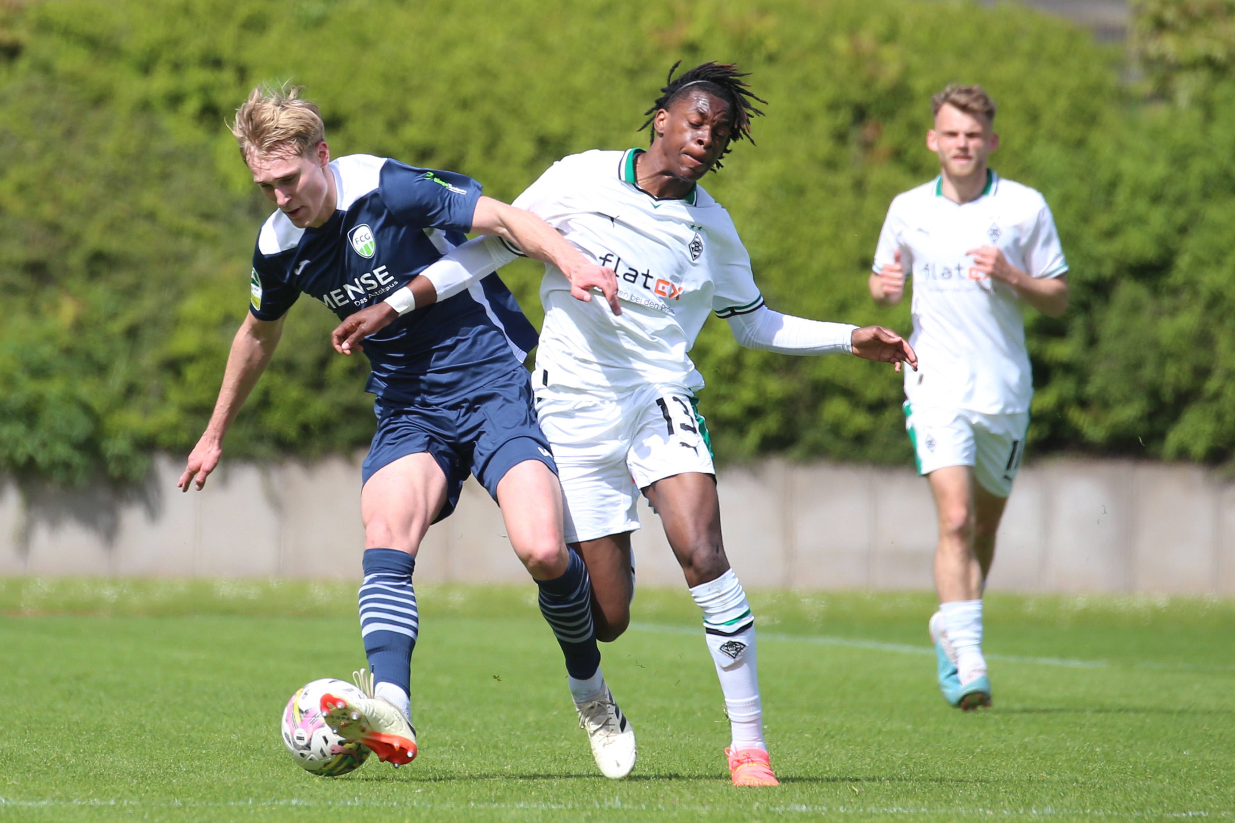 Talent von Borussia Mönchengladbach in einem Zweikampf um den Ball.