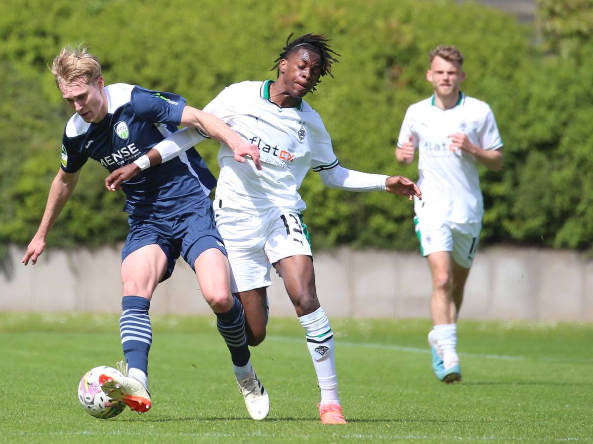 Talent von Borussia Mönchengladbach in einem Zweikampf um den Ball.