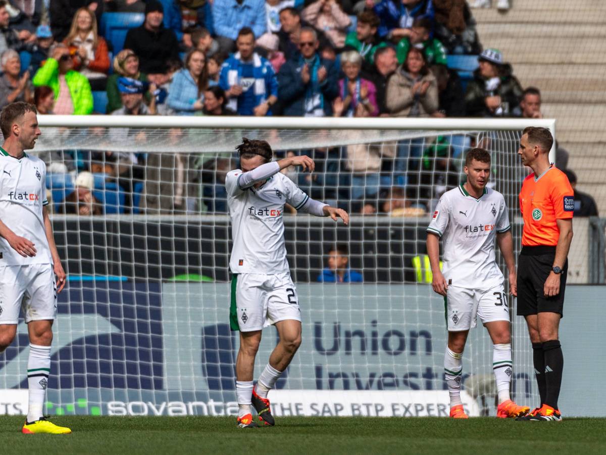 Profis von Borussia Mönchengladbach frustriert nach einem Gegentreffer.