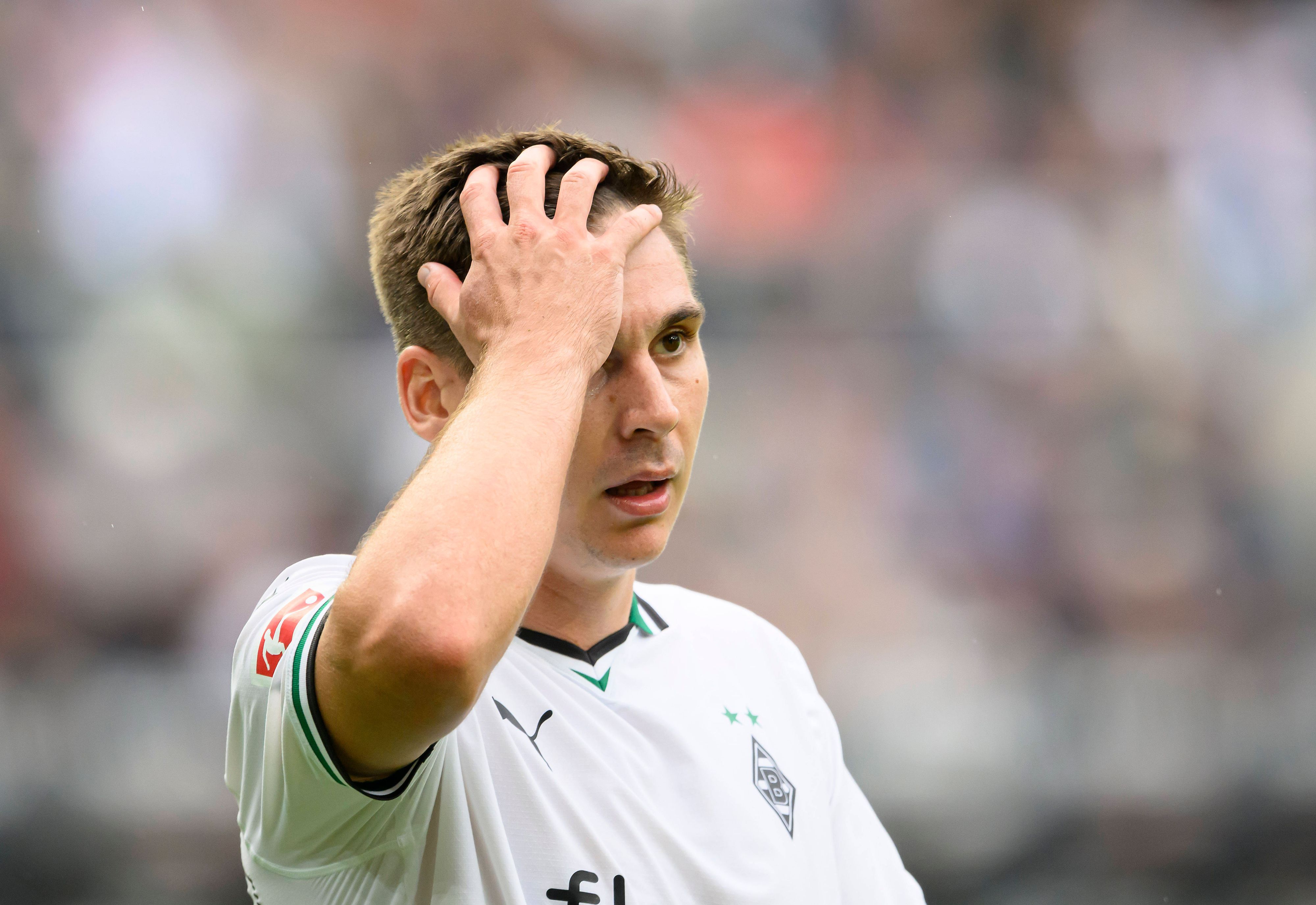 Max Wöber fasst sich an den Kopf.