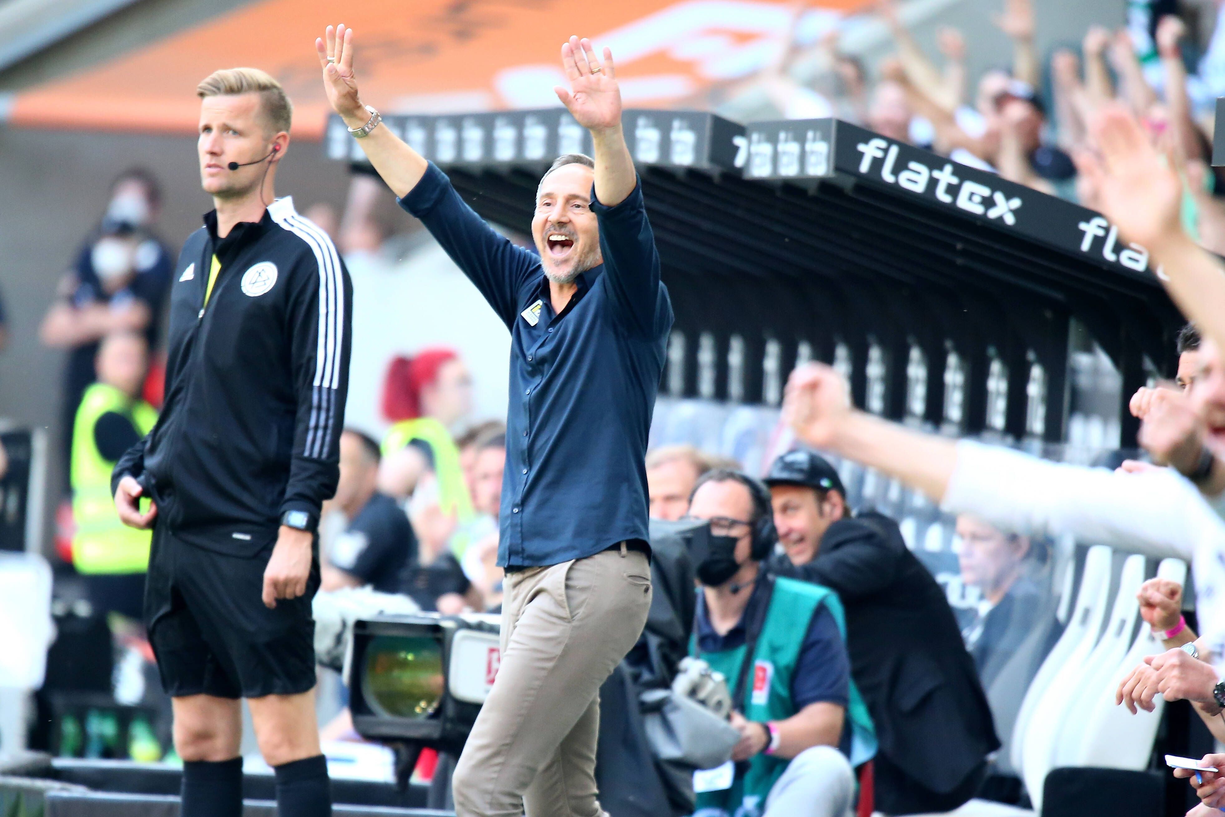 Adi Hütter beim Jubel vor der Borussia-Bank.