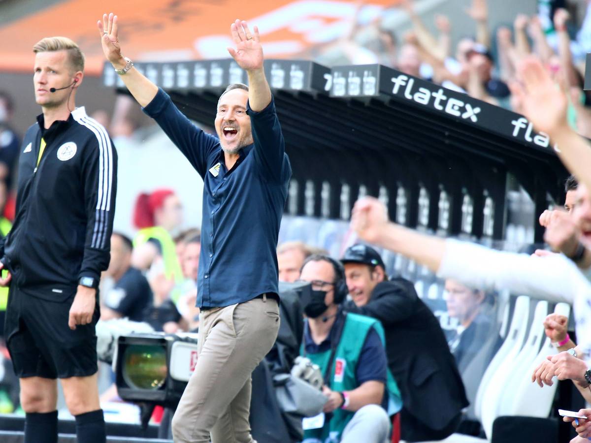 Adi Hütter beim Jubel vor der Borussia-Bank.