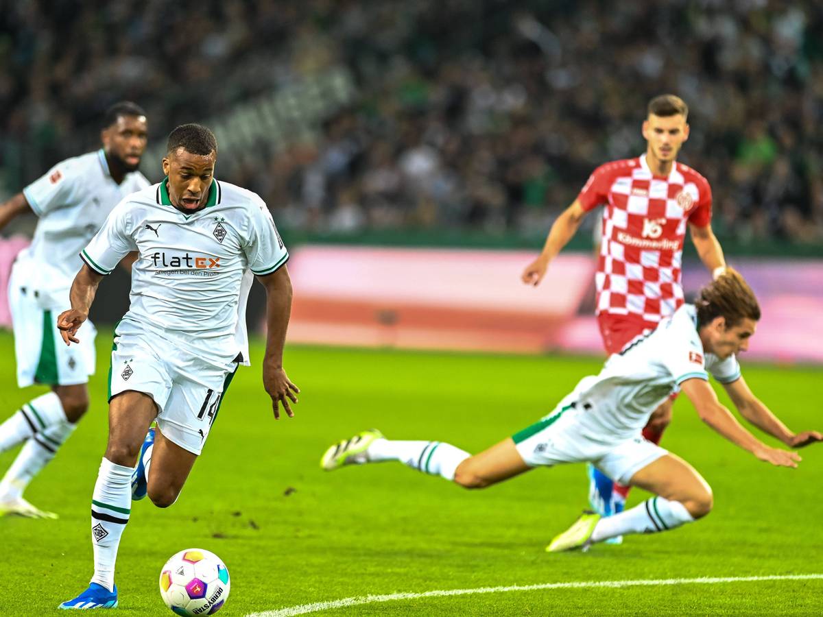 Alassane Plea im Dribbling, Flo Neuhaus geht zu Boden.