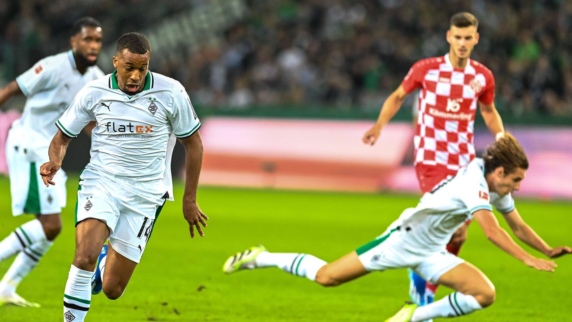 Alassane Plea im Dribbling, Flo Neuhaus geht zu Boden.