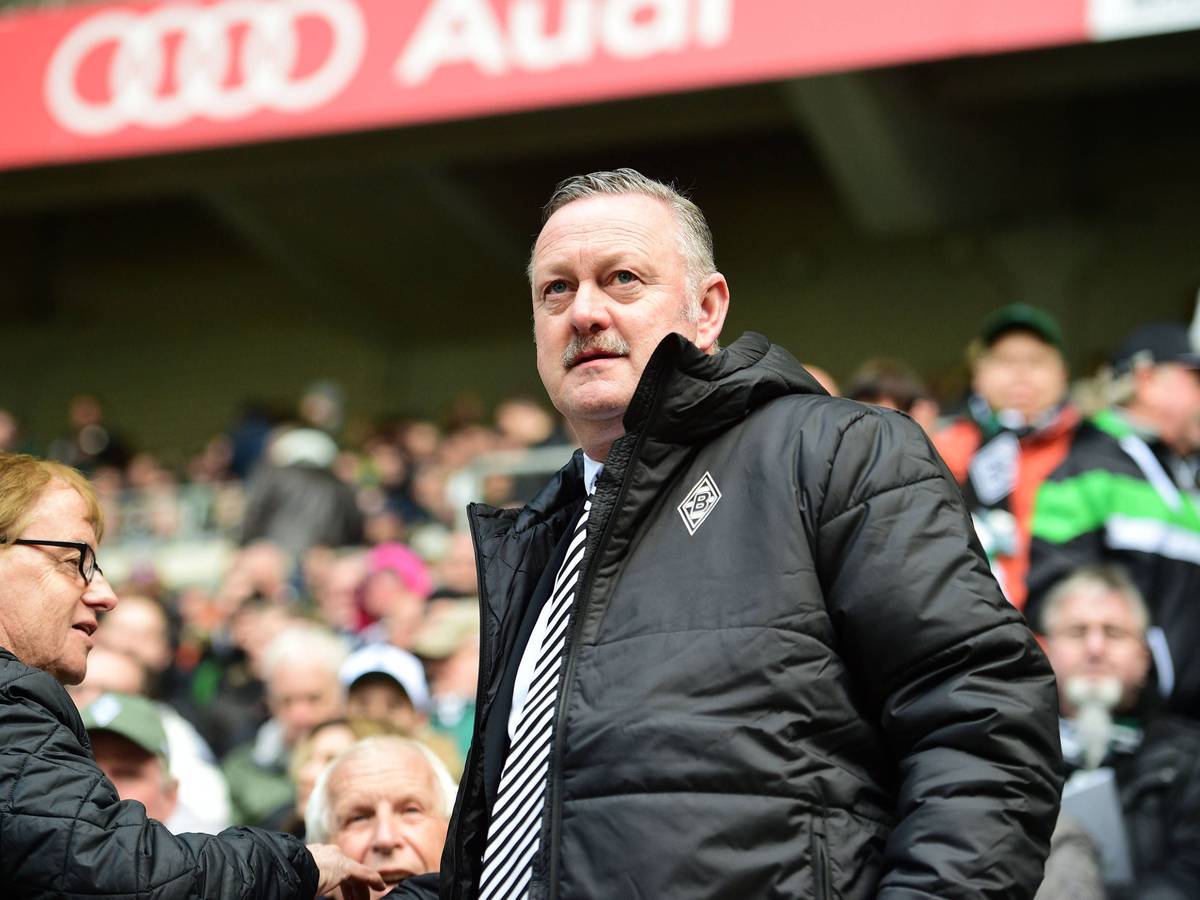 Roland Virkus vor der Südkurve im Borussia-Park.