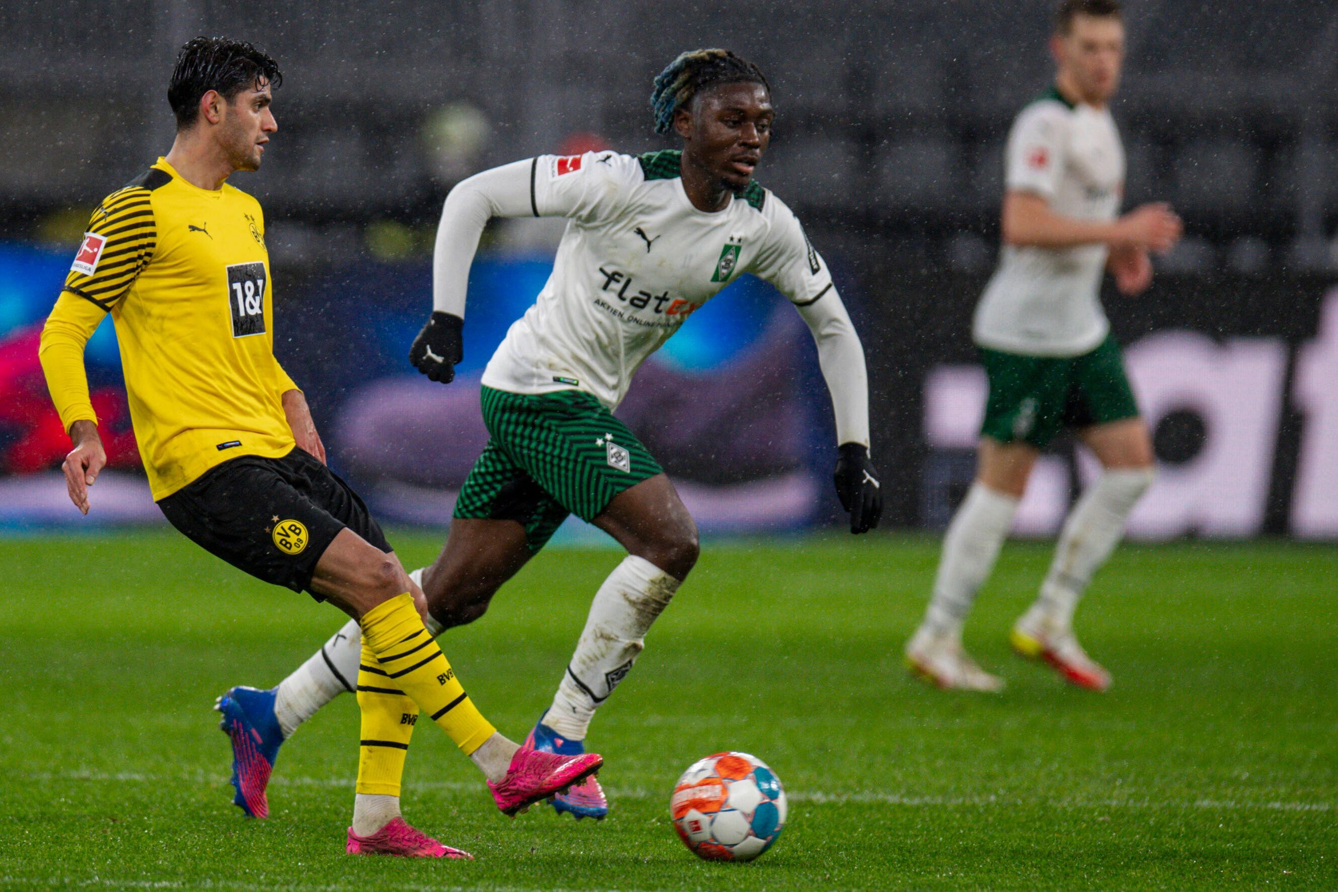Mo Dahoud spielt einen Pass, Manu Koné läuft hinterher.