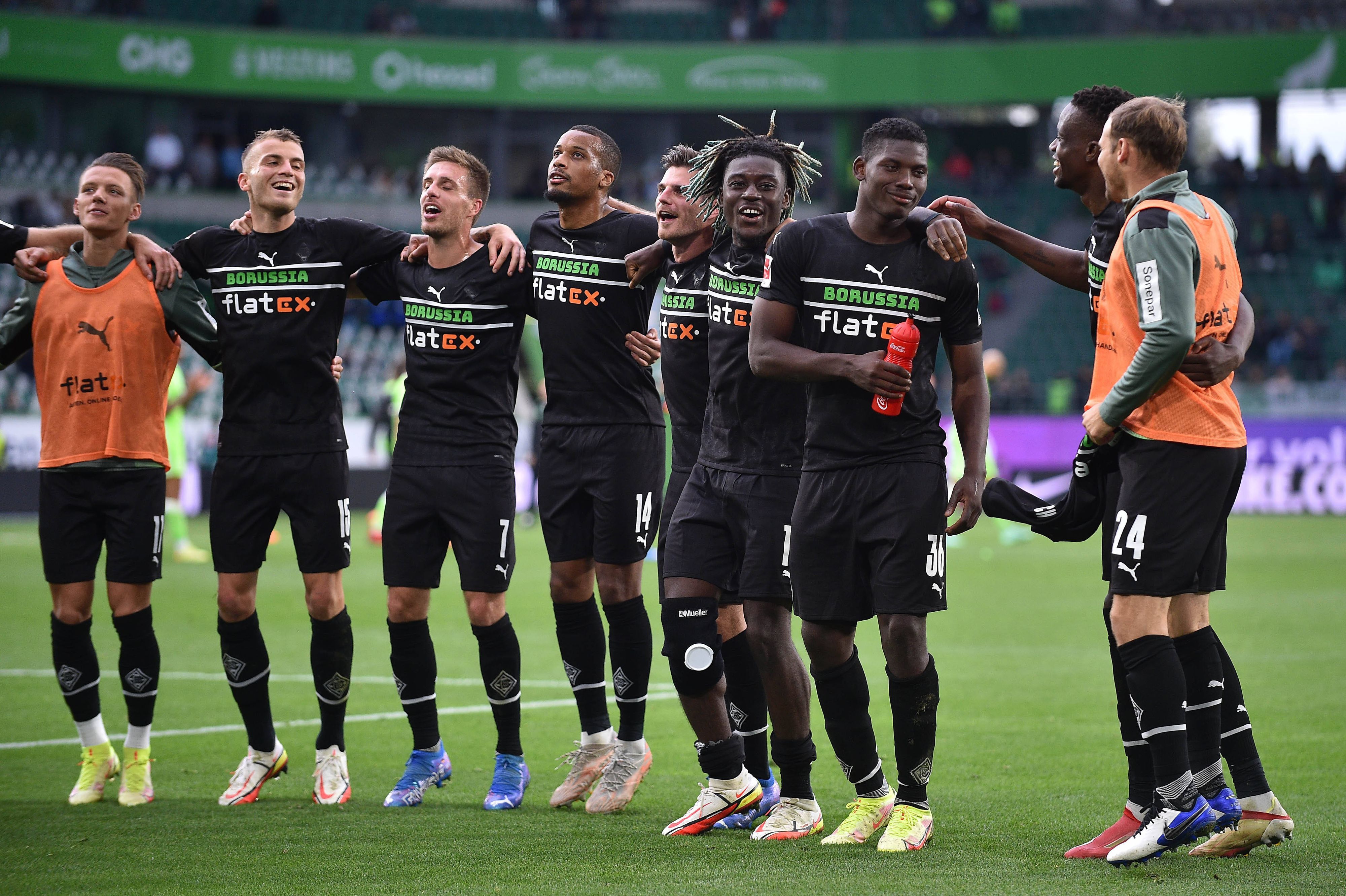 Borussia-Spieler jubeln vor dem Gästeblock.