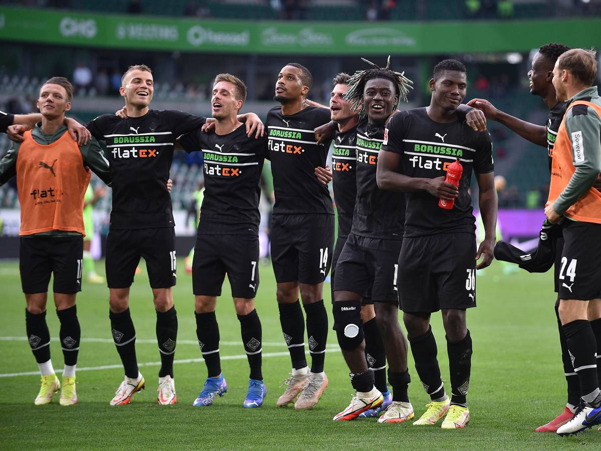 Borussia-Spieler jubeln vor dem Gästeblock.