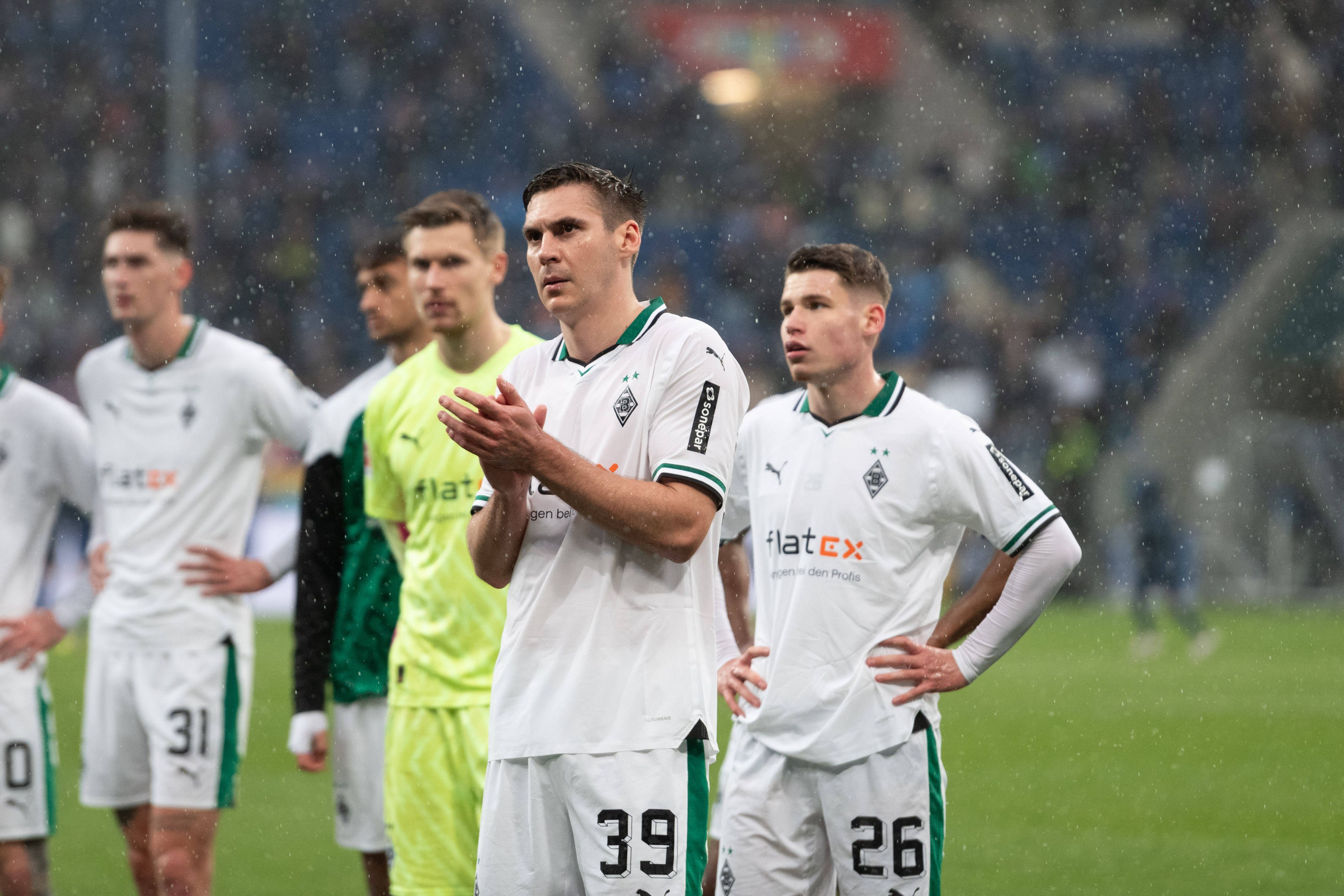 Max Wöber applaudiert den Gladbach-Fans nach dem Hoffenheim-Spiel.