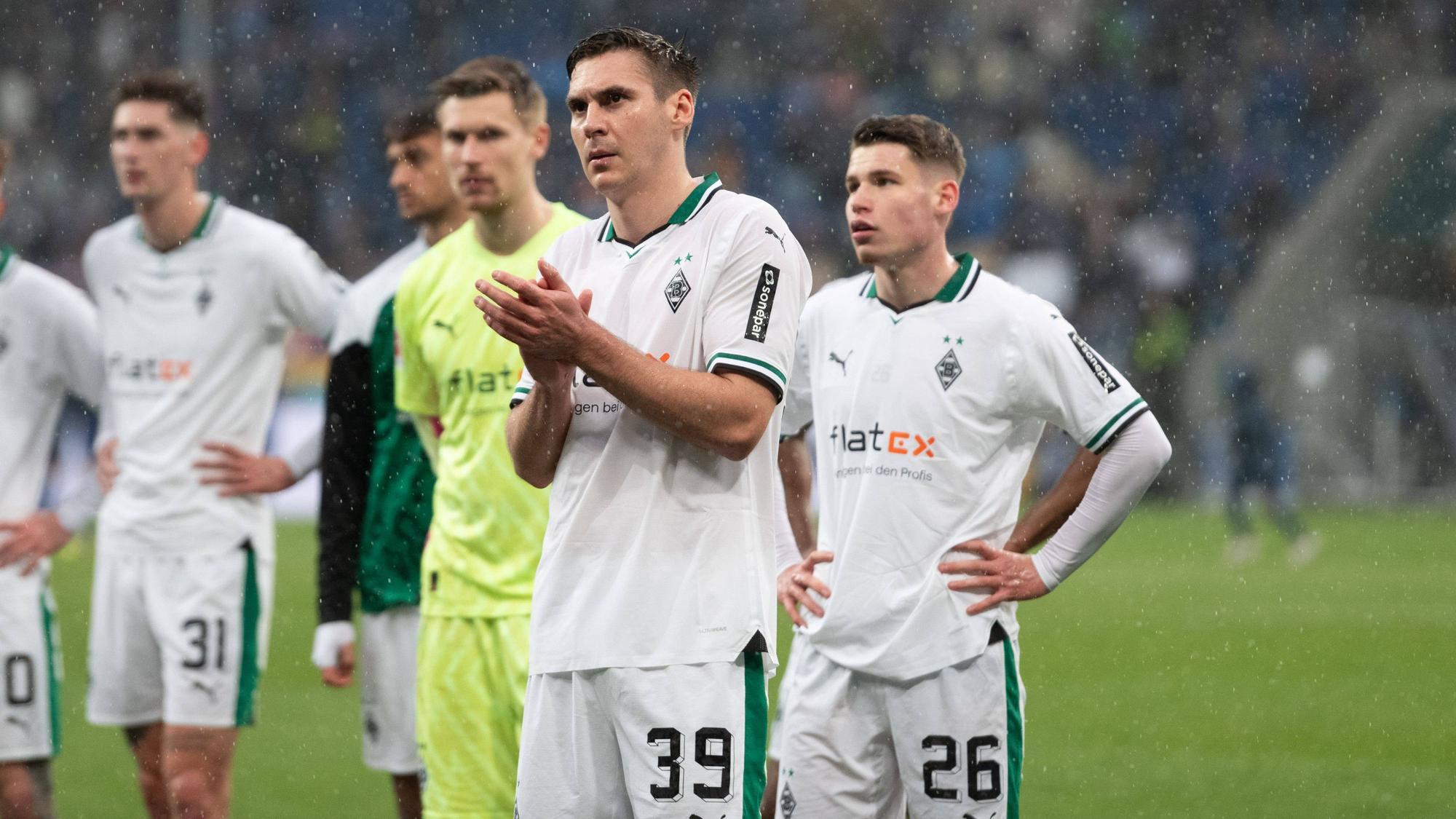Max Wöber applaudiert den Gladbach-Fans nach dem Hoffenheim-Spiel.