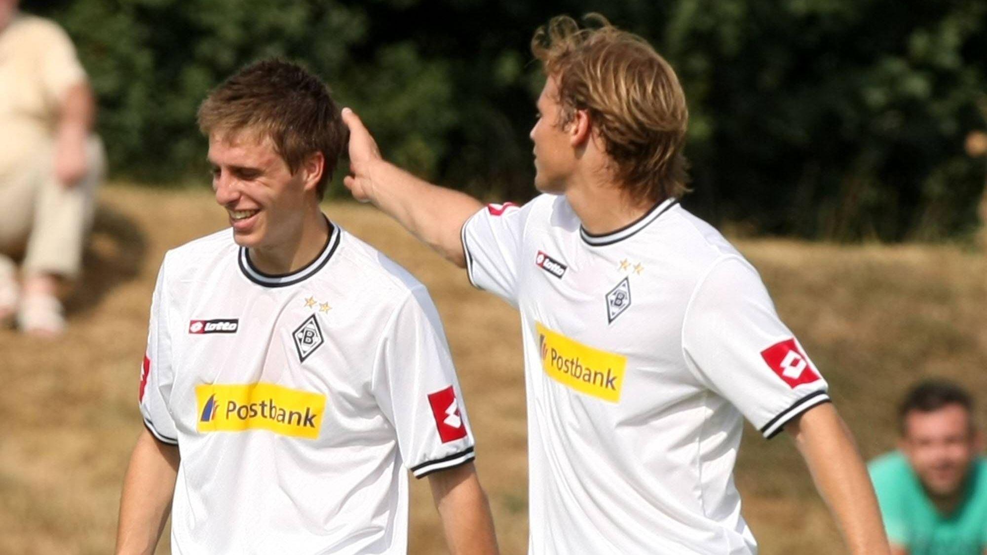 Tony Jantschke streicht Patrick Herrmann über den Hinterkopf.