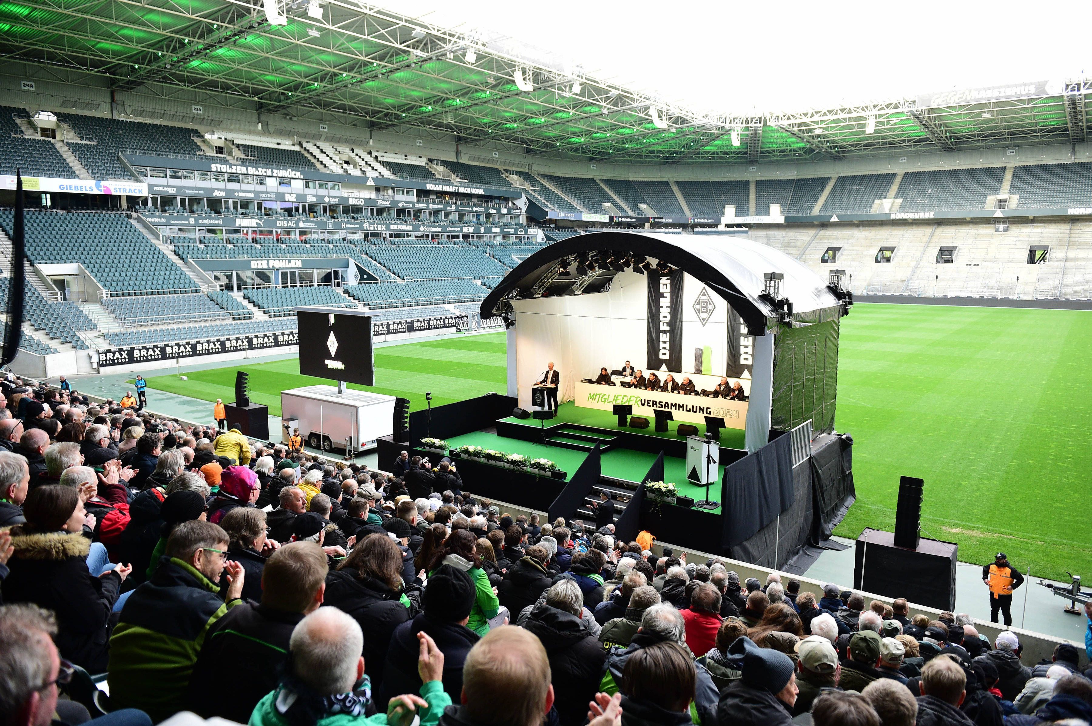 Die Bühne bei der Borussia-Mitgliederversammlung.