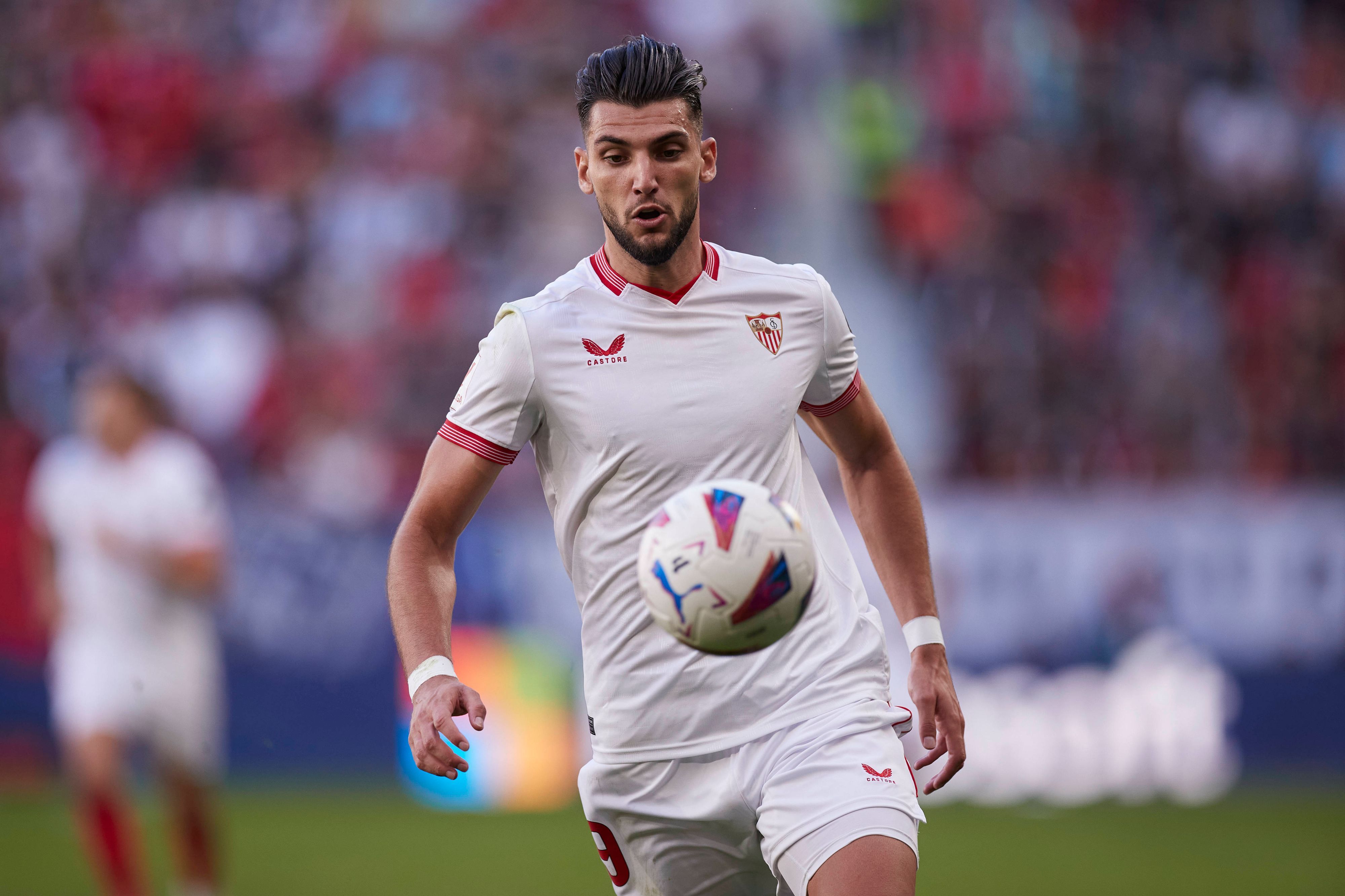Rafa Mir blickt auf den Fußball vor ihm.