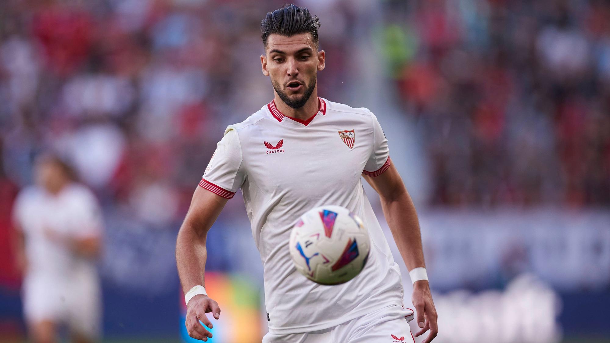 Rafa Mir blickt auf den Fußball vor ihm.